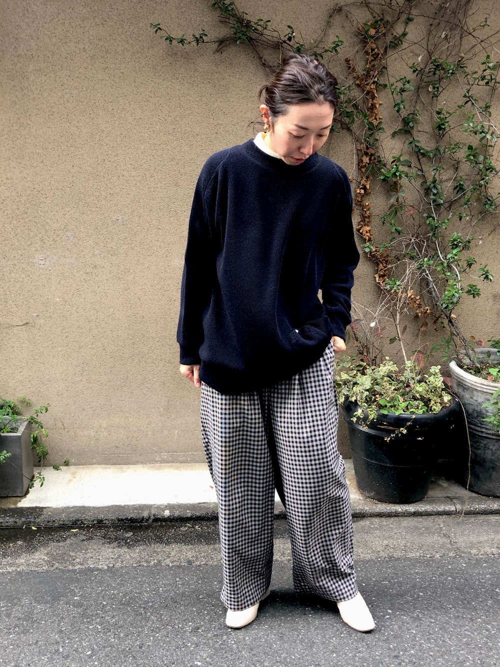 「ハイネック、チェックパンツ、ショートブーツ、冬コーデ、ゆるコーデ、大人コーデ、大人カジュアル、オトナカジュアル、NOMBRE IMPAIR、blanc bleu minuit」｜「NOMBRE IMPAIRの4者混ハイゲージ タートルネックニット（ニット/セーター、ホワイト系）」を使った、iitsuka.さん（レディース・158cm）の冬コーディネートの1枚目の写真