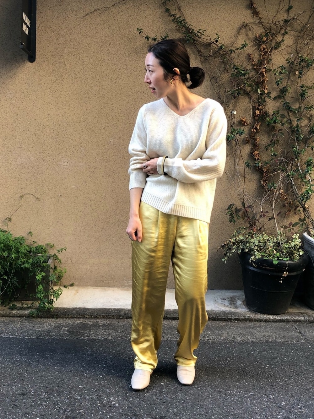「ニット、ホワイト、サテンパンツ、イエロー、イエローコーデ、ショートブーツ、大人カジュアル、大人コーデ、オトナカジュアル、NOMBRE IMPAIR」｜「NOMBRE IMPAIRのメランジウール Ｖネックニット（ニット/セーター、ホワイト系）」を使った、iitsuka.さん（レディース・158cm）の冬コーディネートの1枚目の写真