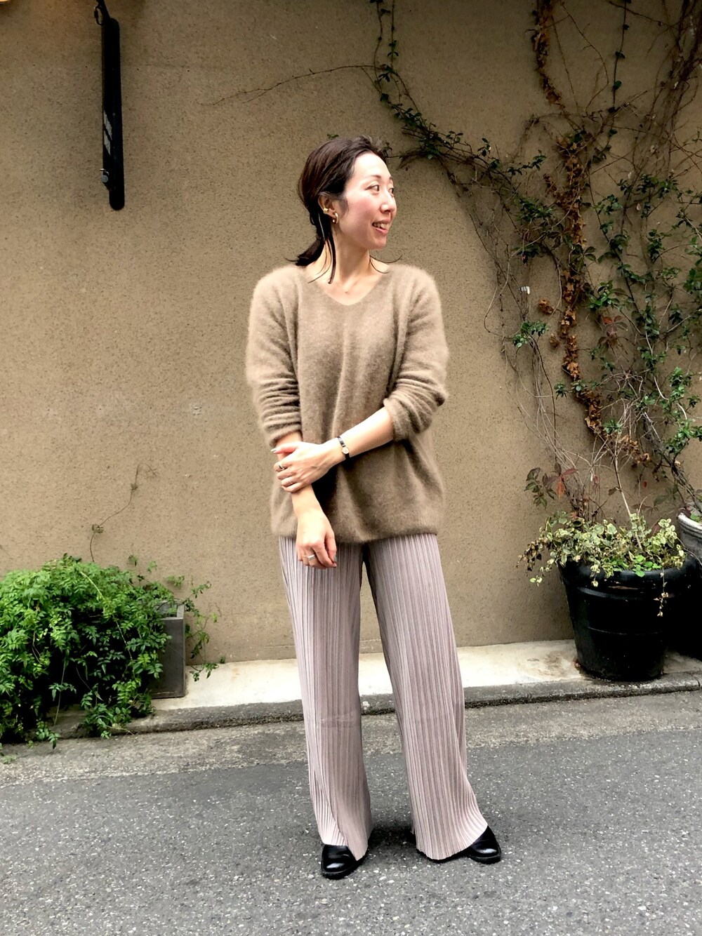 「ニット、モヘアニット、イージーパンツ、ベージュ、ベージュコーデ、大人コーデ、大人カジュアル、オトナカジュアル、オトナ女子、NOMBRE IMPAIR」｜「NOMBRE IMPAIRのブラッシュウール ロングニット（ニット/セーター、ベージュ系）」を使った、iitsuka.さん（レディース・158cm）の冬コーディネートの1枚目の写真