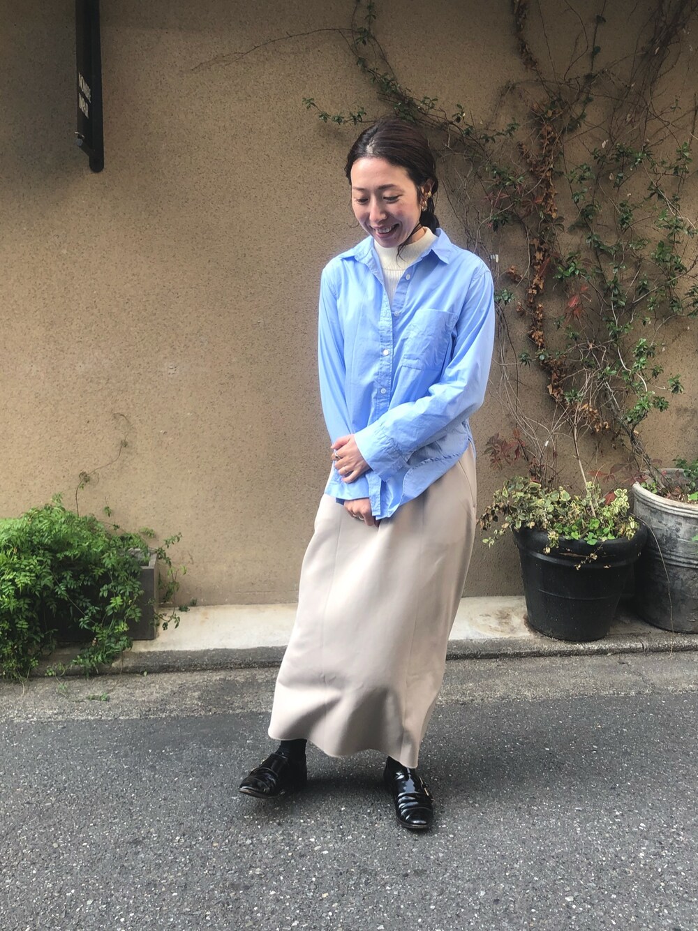 「シャツ、シャツスタイル、ハイネック、ハイネックニット、スカート、スカートスタイル、オトナカジュアル、大人カジュアル、大人コーデ、NOMBRE IMPAIR」｜「NOMBRE IMPAIRの4者混ハイゲージ タートルネックニット（ニット/セーター、ホワイト系）」を使った、iitsuka.さん（レディース・158cm）の冬コーディネートの1枚目の写真