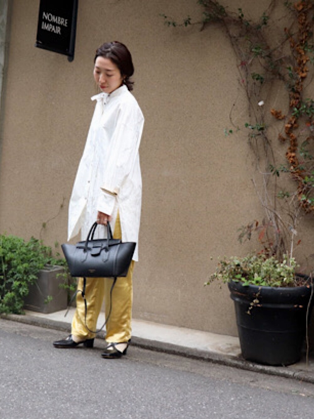 「ロングシャツ、シャツスタイル、メンズライク、スタンドカラーシャツ、スタンドカラー、サテンパンツ、サテン、カラーパンツ、サンダルに靴下、NOMBRE IMPAIR」｜「NOMBRE IMPAIRのペイズリーJQ　ロングシャツ（シャツ/ブラウス、ホワイト系）」を使った、iitsuka.さん（レディース・158cm）の冬コーディネートの1枚目の写真