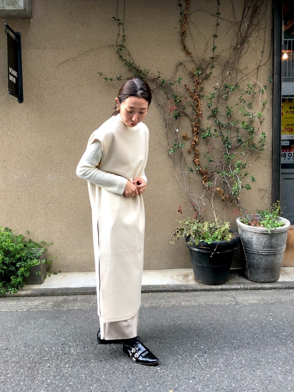 「ワントーンコーデ、ワンピース、ワンピースコーデ、レイヤードスタイル、ホワイトコーデ、大人カジュアル、大人コーデ、オトナカジュアル、NOMBRE IMPAIR、FIL DE FER」｜「NOMBRE IMPAIRの4者混ハイゲージ タートルネックニット（ニット/セーター、ホワイト系）」を使った、iitsuka.さん（レディース・158cm）の冬コーディネートの1枚目の写真