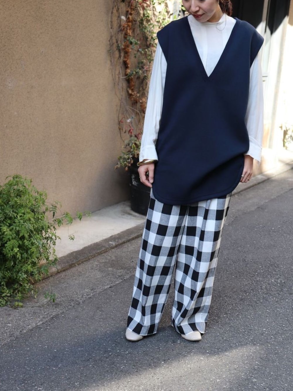 「チェックパンツ、ギンガムチェック、チェック、ベスト、春コーデ、大人コーデ、大人カジュアル、オトナカジュアル、NOMBRE IMPAIR、blanc bleu minuit」｜「NOMBRE IMPAIRの【BBM】ハイゲージＷエア ロングベスト（ベスト、ブルー系）」を使った、iitsuka.さん（レディース・158cm）の冬コーディネートの1枚目の写真