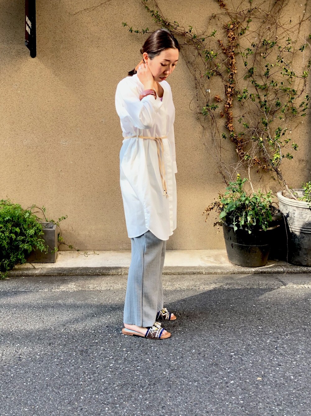 「ビッグシルエット、ロングシャツ、イージーパンツ、リブパンツ、ヘアアレンジ、ヘアアクセ、春夏コーデ、オトナカジュアル、大人カジュアル、NOMBRE IMPAIR」｜「NOMBRE IMPAIRの綿ﾚｰﾖﾝﾄﾞﾋﾞｰ　ﾛﾝｸﾞｼｬﾂ（シャツ/ブラウス、ホワイト系）」を使った、iitsuka.さん（レディース・158cm）の春コーディネートの1枚目の写真
