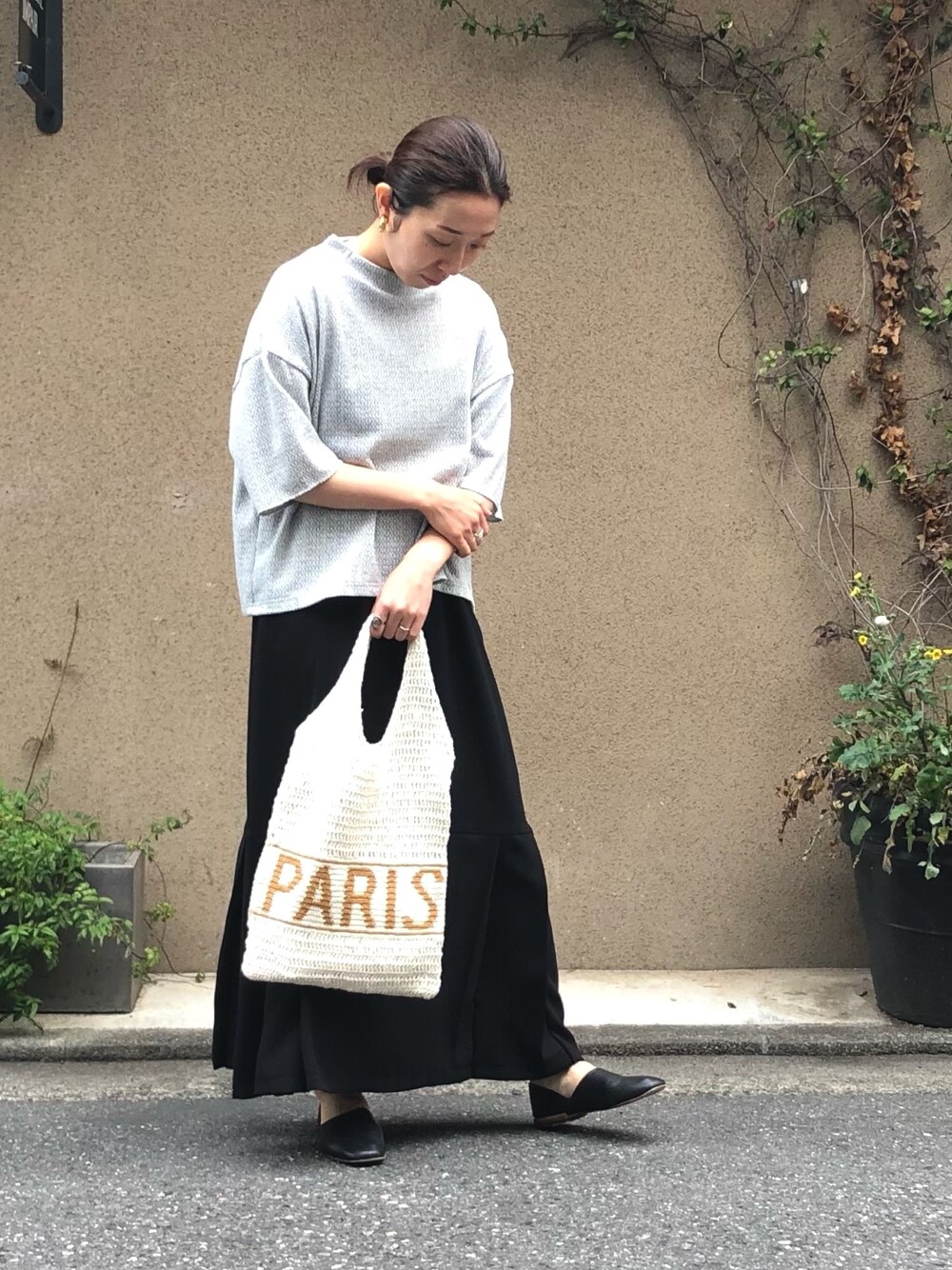 「ワンピース、レイヤードスタイル、ワンマイルウェア、ワンマイルコーデ、トートバッグ、フラットシューズ、ペタンコ靴、オトナカジュアル、大人カジュアル、NOMBRE IMPAIR」｜「NOMBRE IMPAIRのライトジャガード　ハイネックショートＰ／Ｏ（Tシャツ/カットソー、グレー系）」を使った、iitsuka.さん（レディース・158cm）の春コーディネートの1枚目の写真