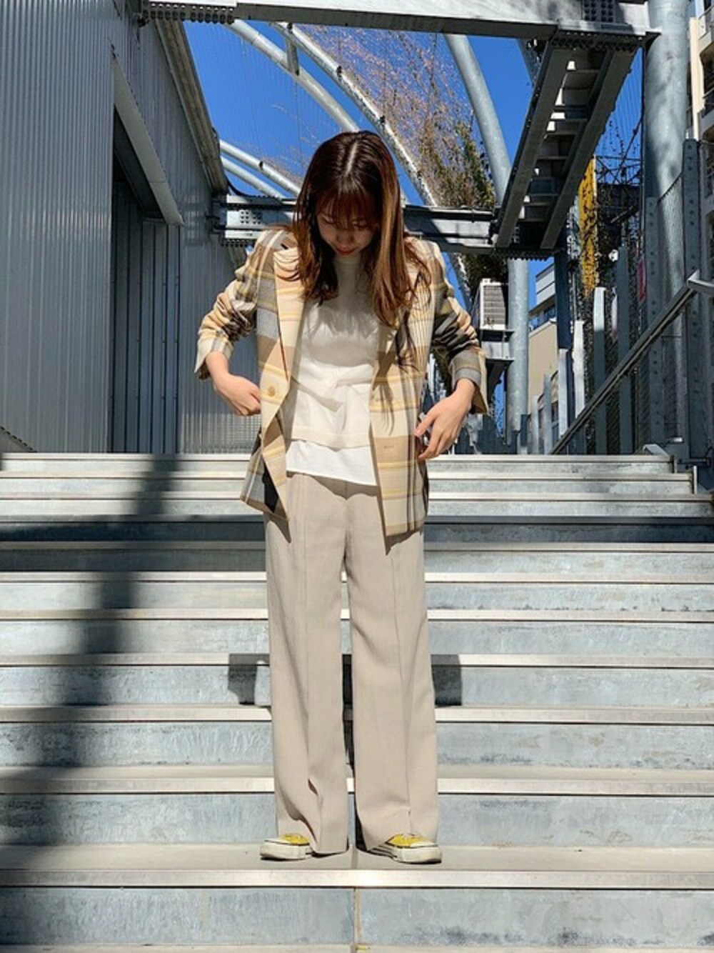 「大人カジュアル、トラウザーパンツ、ベージュパンツ、シップス フォー ウィメン(SHIPS for women)、シースルーニット、クルーネックTシャツ」｜「SHIPSのシフォン天竺シアークルーネック◆（Tシャツ/カットソー、ホワイト系）」を使った、大塚さん（レディース・164cm）の冬コーディネートの1枚目の写真