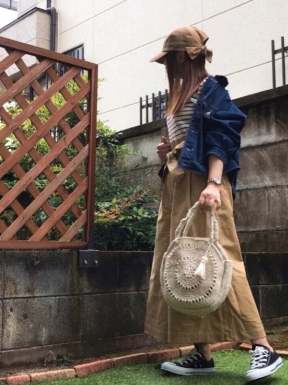 「低身長、プチプラ、ママコーデ、チビーズ✳︎、抜き襟、デニムジャケット、第2回赤コンオールスターズ感謝祭告知、サークルバッグ、カジュアル、ワイドパンツ」｜「CONVERSE ALL STARの【CONVERSE】CANVAS ALL STAR OX 32160320/32160322/32160321/32160325（スニーカー、ブラック系）」を使った、すぅさん（レディース・148cm）の春コーディネートの1枚目の写真
