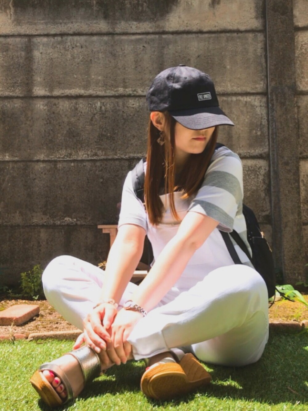 グレー系のTシャツ/カットソー、ホワイト系のサロペット/オーバーオール、シルバー系のサンダルを着用したレディースの夏コーディネートの1枚目の写真