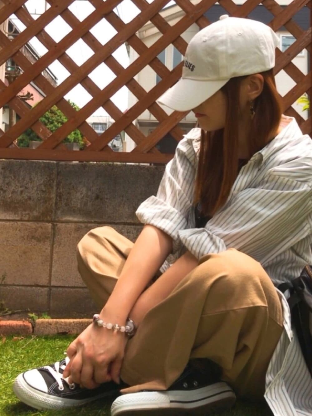 「低身長、チビーズ✳︎、ママコーデ、プチプラ、ストライプシャツ、カジュアル、キャップ、大人カジュアル、ハニーズ、ワイドパンツ」｜「CONVERSE ALL STARの【CONVERSE】CANVAS ALL STAR OX 32160320/32160322/32160321/32160325（スニーカー、ブラック系）」を使った、すぅさん（レディース・148cm）の春コーディネートの1枚目の写真