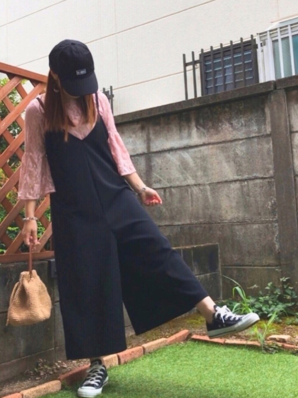 「低身長、チビーズ✳︎、双子コーデ、リンクコーデ、サロペット、レーストップス、キャップ、カジュアル、カジュアルガーリー、オールインワン」｜「Honeysのチョーカー付きレースプルオーバー（Tシャツ/カットソー、ピンク系）」を使った、すぅさん（レディース・148cm）の夏コーディネートの1枚目の写真