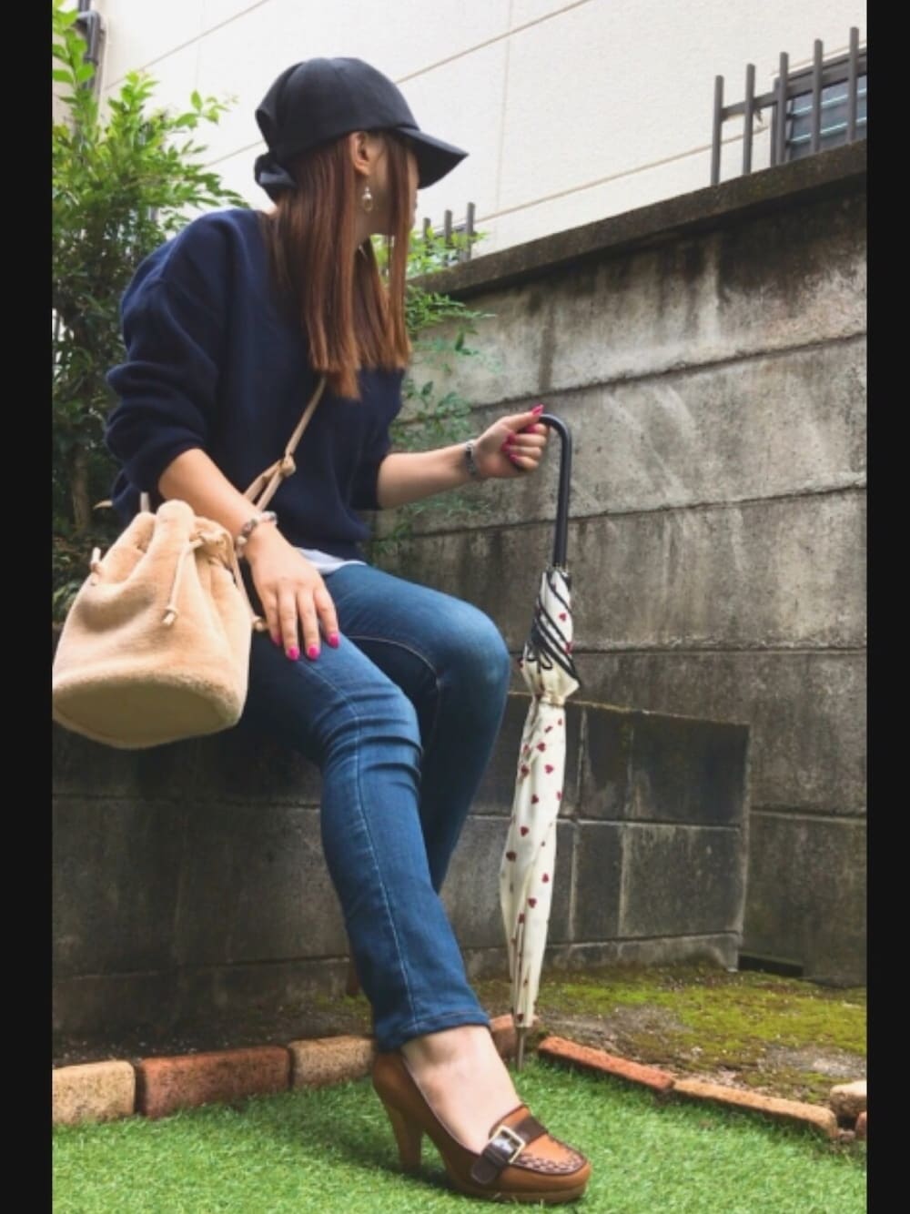 「秋服準備はじめました、雨の日コーデ、低身長、チビーズ✳︎、レイヤードスタイル、ファーバッグ、カジュアル、大人カジュアル、キャップ女子、秋コーデ」｜「14+のデニムリボンCAP　14+オリジナル バックリボン キャップ（キャップ、ブラック系）」を使った、すぅさん（レディース・148cm）の秋コーディネートの1枚目の写真