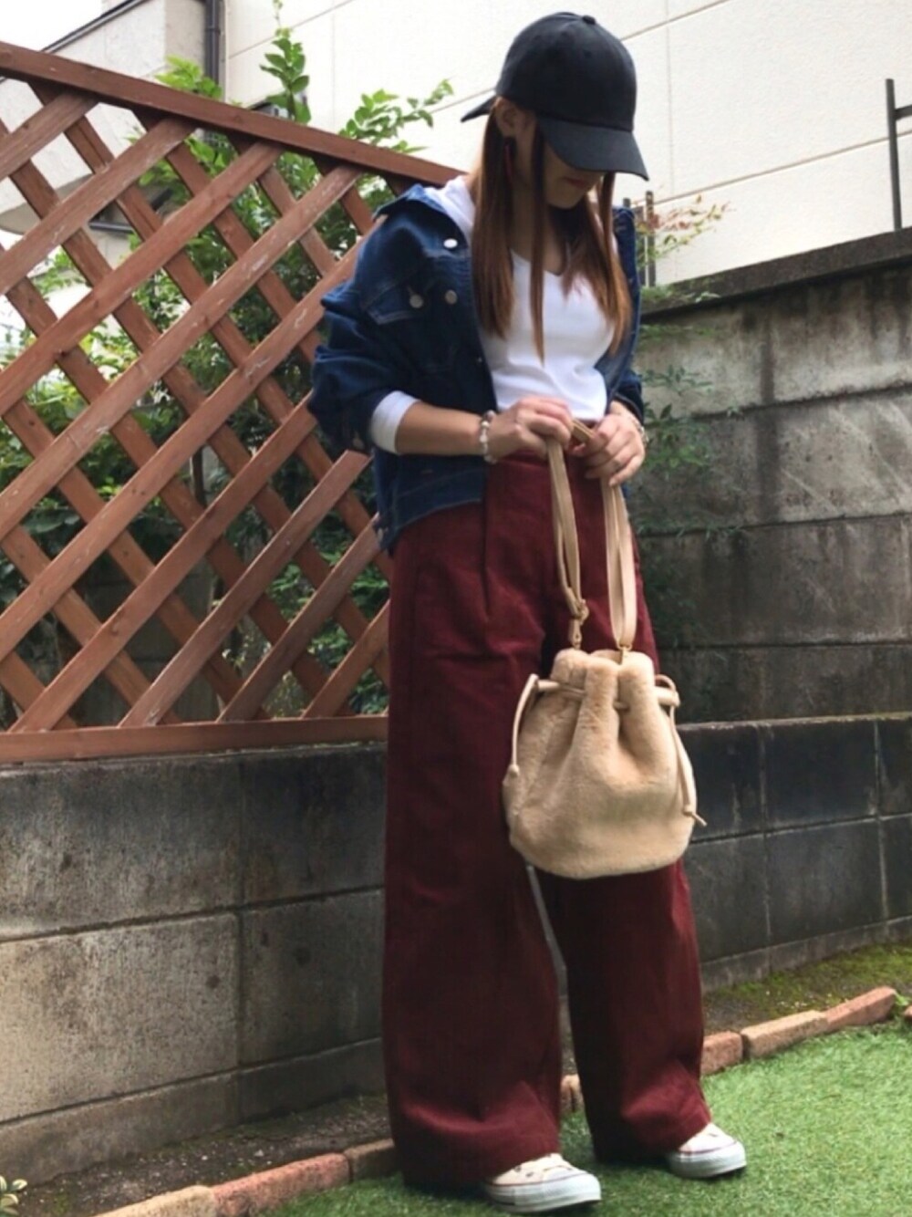 ホワイト系のTシャツ/カットソー、ブルー系のデニムジャケット、レッド系のその他パンツを着用したレディースの秋コーディネートの1枚目の写真