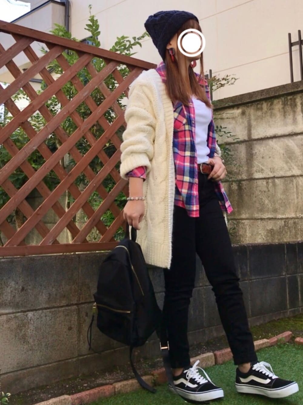 ピンク系のシャツ/ブラウス、ホワイト系のカーディガン/ボレロ、ブラック系のデニムパンツを着用したレディースの秋コーディネートの1枚目の写真