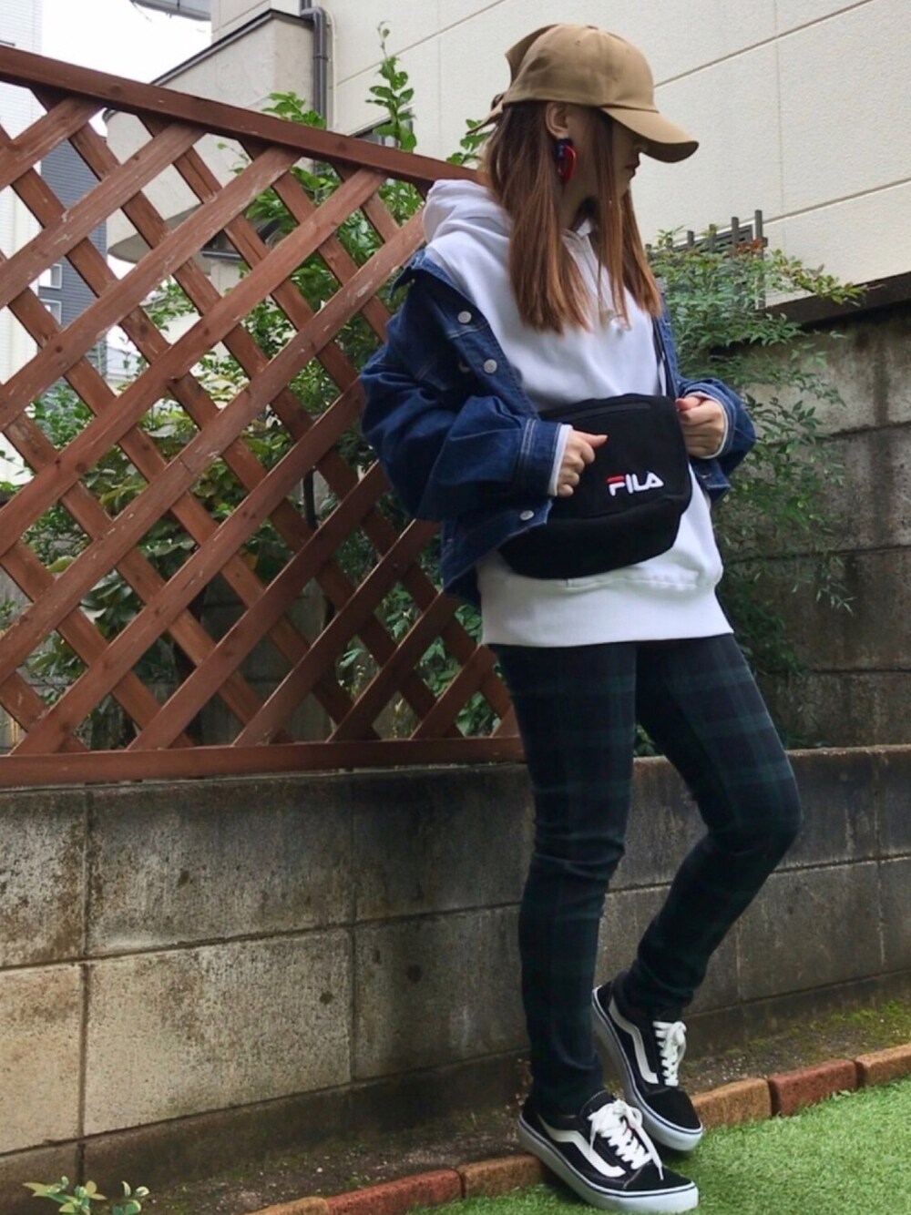 「ストリート服が好き、低身長、チビーズ✳︎、カジュアル、デニムジャケット、パーカー、キャップ女子、VANS、ボディバッグ、カジュアルコーデ」｜「14+のデニムリボンCAP　14+オリジナル バックリボン キャップ（キャップ、ベージュ系）」を使った、すぅさん（レディース・148cm）の秋コーディネートの1枚目の写真