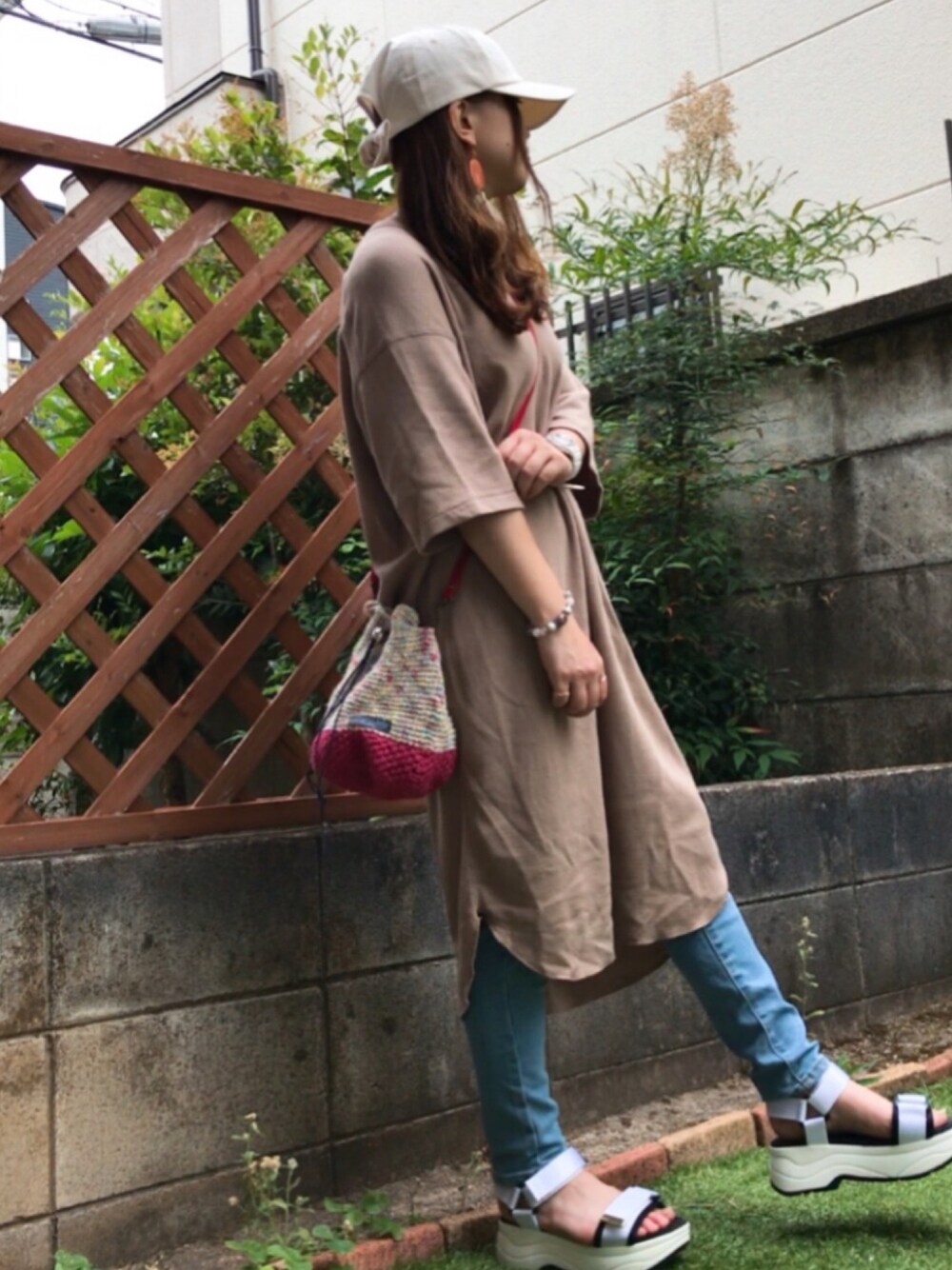 「チビーズ✳︎、低身長、ワンピース×デニム、カジュアル、ママコーデ、ゆるコーデ、キャップ女子、メンズライク、ベージュ、きれいめカジュアル」｜「14+のデニムリボンCAP　14+オリジナル バックリボン キャップ（キャップ、ベージュ系）」を使った、すぅさん（レディース・147cm）の夏コーディネートの1枚目の写真