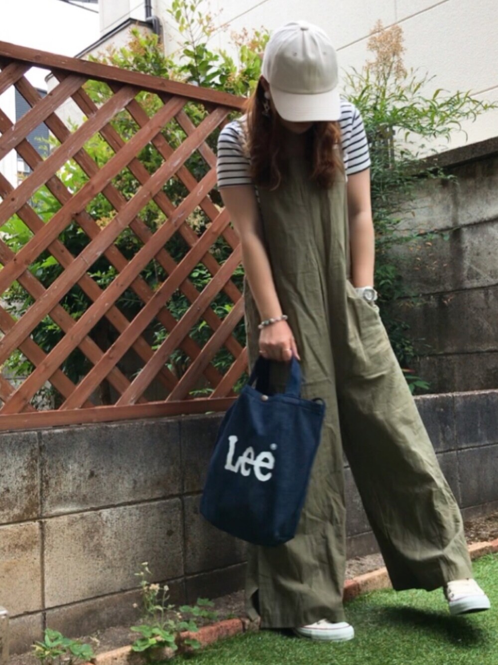 「低身長、チビーズ✳︎、プチプラ、カジュアルコーデ、シンプルコーデ、サロペット、スニーカーコーデ、キャップ、ボーダートップス、ママコーデ」｜「14+のデニムリボンCAP　14+オリジナル バックリボン キャップ（キャップ、ベージュ系）」を使った、すぅさん（レディース・147cm）の夏コーディネートの1枚目の写真