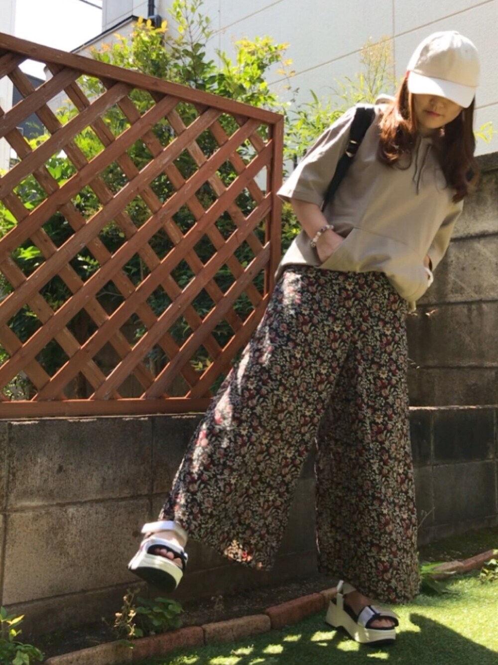 「低身長、チビーズ✳︎、大人カジュアル、花柄、スカーチョ、半袖パーカー、厚底サンダル、キャップ、楽チンコーデ、カジュアル」｜「14+のデニムリボンCAP　14+オリジナル バックリボン キャップ（キャップ、ベージュ系）」を使った、すぅさん（レディース・147cm）の夏コーディネートの1枚目の写真