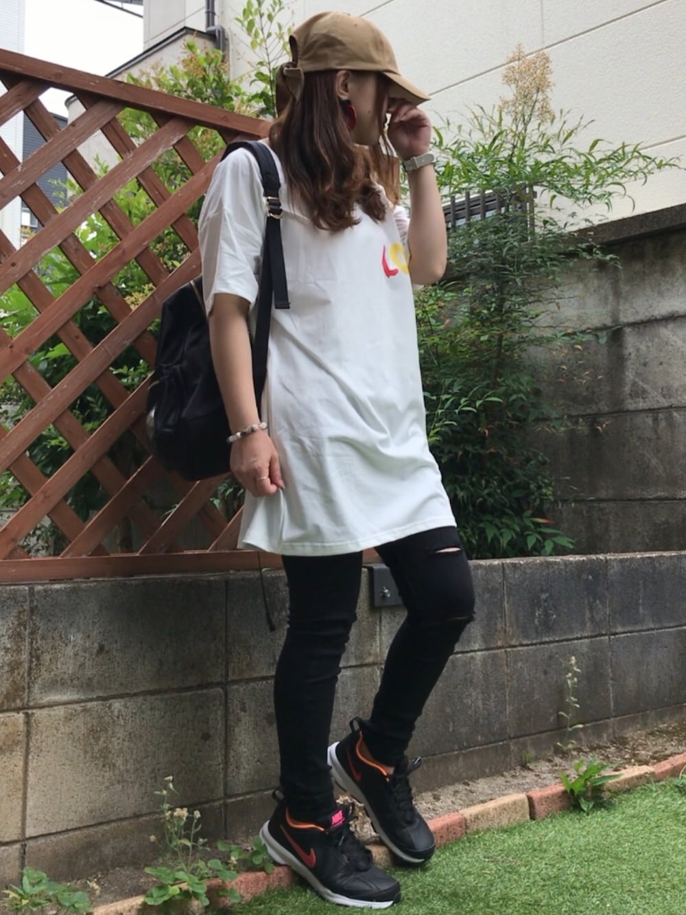 「低身長、チビーズ✳︎、カジュアル、黒スキニー、Tシャツ、大人カジュアル、低身長コーデ、モノトーン、キャップ、カジュアルコーデ」｜「14+のデニムリボンCAP　14+オリジナル バックリボン キャップ（キャップ、ベージュ系）」を使った、すぅさん（レディース・147cm）の夏コーディネートの1枚目の写真