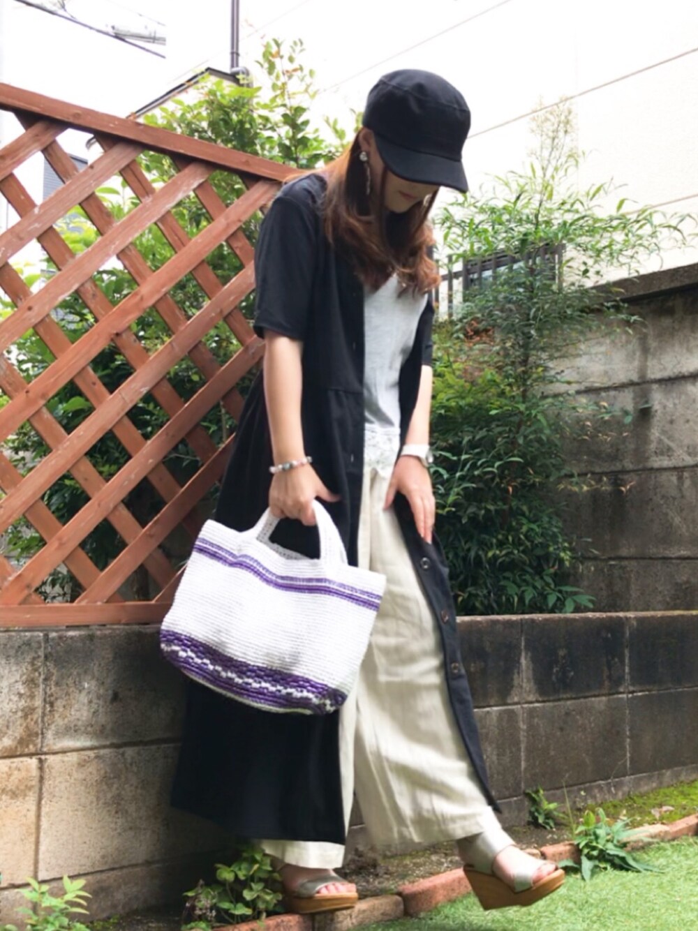 「低身長、低身長コーデ、モノトーン、ワンピース、カジュアル、大人カジュアル、シンプル、プチプラコーデ、キャップ、GU」｜「14+のBIGポリジュートワークCAP 14+オリジナル ワークキャップ レディース 帽子 キャップ（キャップ、ブラック系）」を使った、すぅさん（レディース・147cm）の夏コーディネートの1枚目の写真