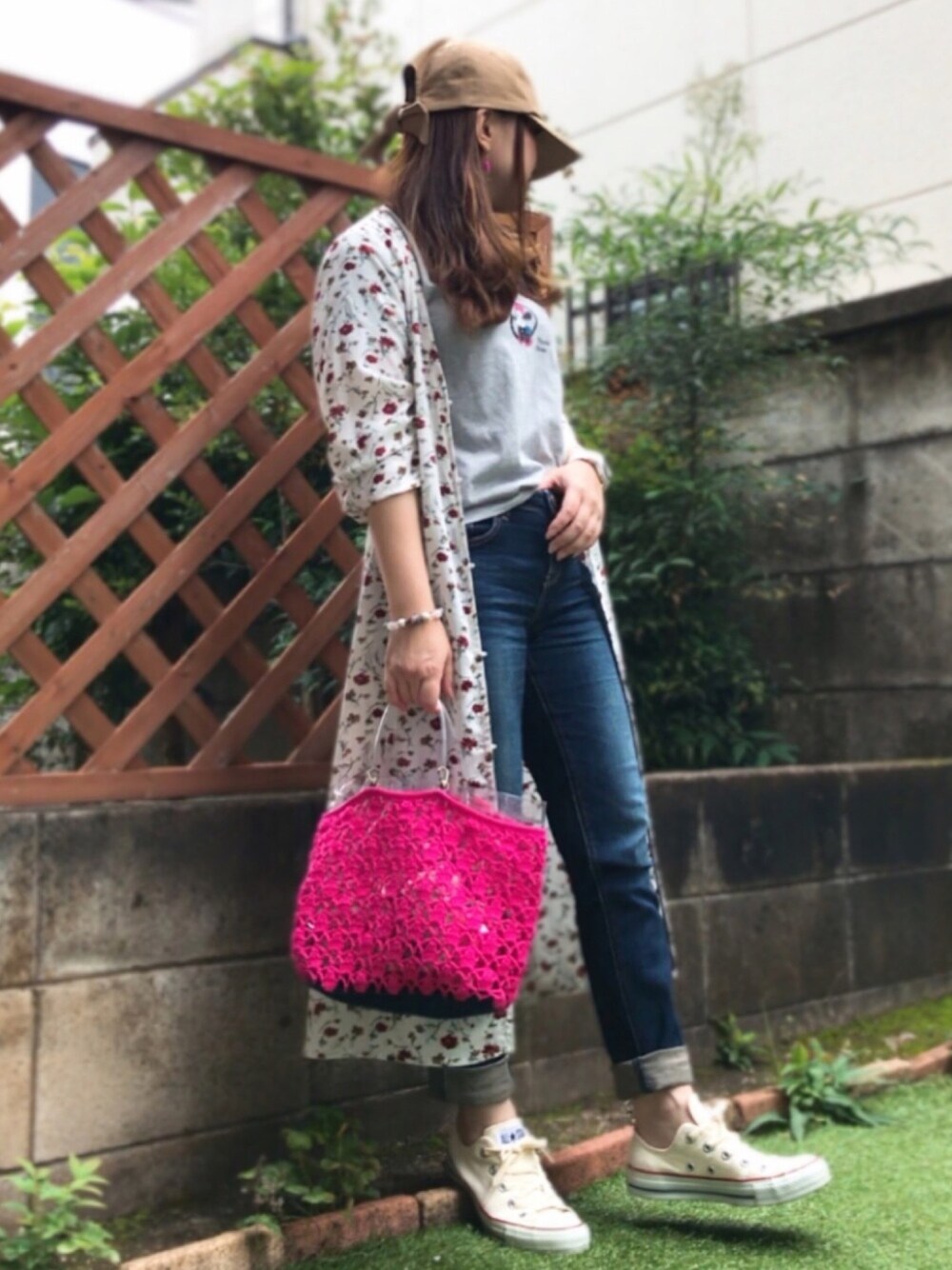 「低身長、低身長コーデ、チビーズ✳︎、カジュアル、花柄ワンピース、大人カジュアル、プチプラ、デニムパンツ、マキシ丈ワンピース、キャップ」｜「14+のデニムリボンCAP　14+オリジナル バックリボン キャップ（キャップ、ベージュ系）」を使った、すぅさん（レディース・147cm）の夏コーディネートの1枚目の写真