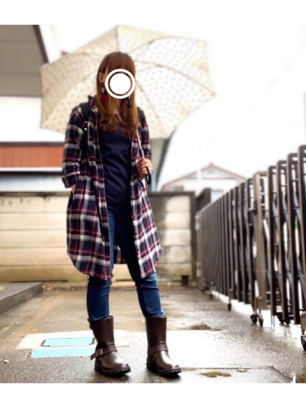 「カジュアルコーデ、低身長、チビーズ✳︎、雨の日コーデ、レインブーツ、ゆるコーデ、メンズライク、シャツスタイル、チェック」｜「Bleu Bleuetのアイテム（長傘、ホワイト系）」を使った、すぅさん（レディース・148cm）の夏コーディネートの1枚目の写真