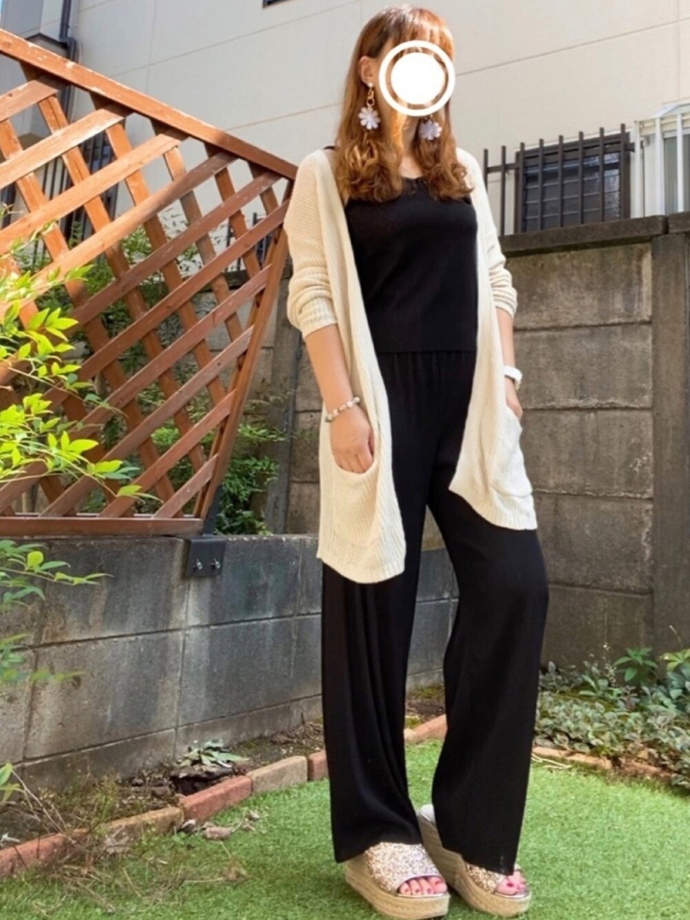ブラック系のトップス、ベージュ系のカーディガン/ボレロ、ゴールド系のサンダルを着用したレディースの秋コーディネートの1枚目の写真