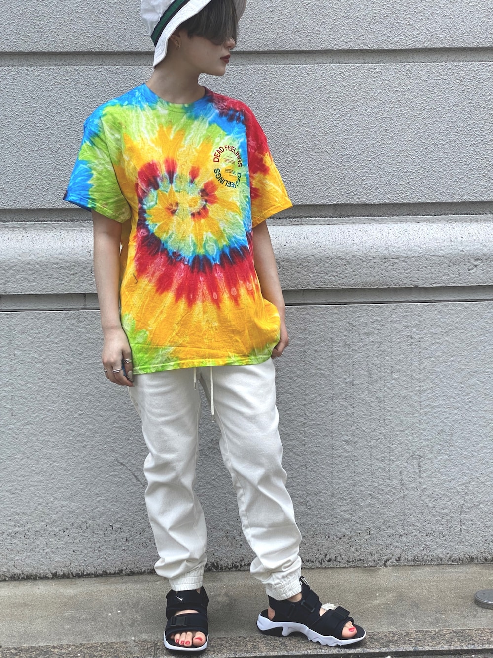 「NIKE、タイダイ柄、LOVELESS、バケットハット、Safari、ラブレス、LOVELESS NAGOYA、ラブレス名古屋、DEAD FEELINGS」｜「DEAD FEELINGSのアイテム（Tシャツ/カットソー、その他）」を使った、moe miyazakiさん（レディース・157cm）の夏コーディネートの1枚目の写真