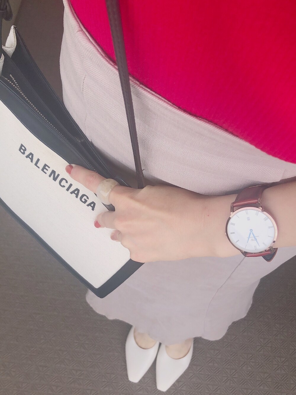 ベージュ系のスカート、レッド系のTシャツ/カットソー、ホワイト系のショルダーバッグを着用したレディースの春コーディネートの1枚目の写真