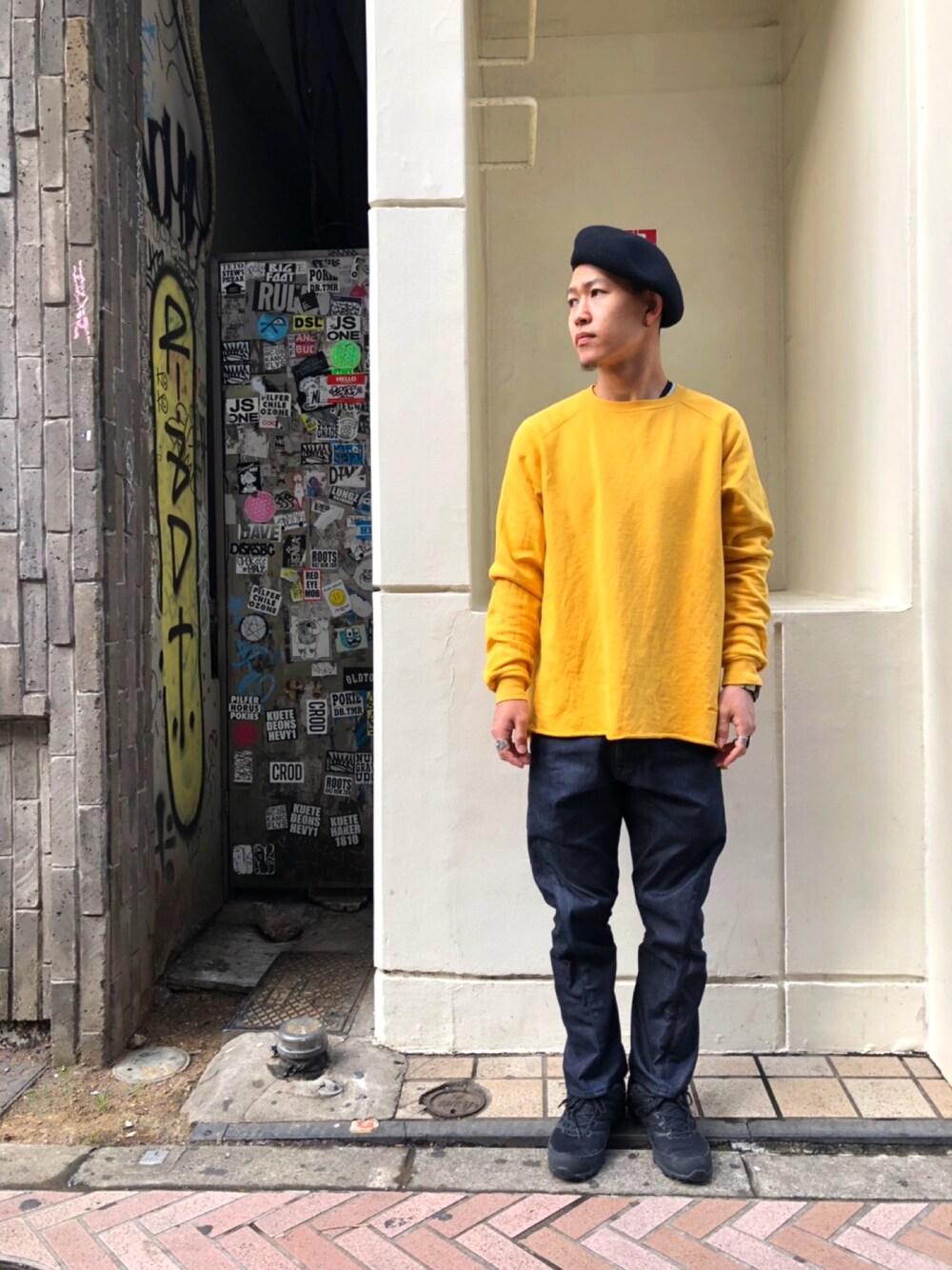 ブルー系のその他パンツ、ブラック系のスニーカー、ゴールド系のスウェットを着用したメンズの秋コーディネートの1枚目の写真