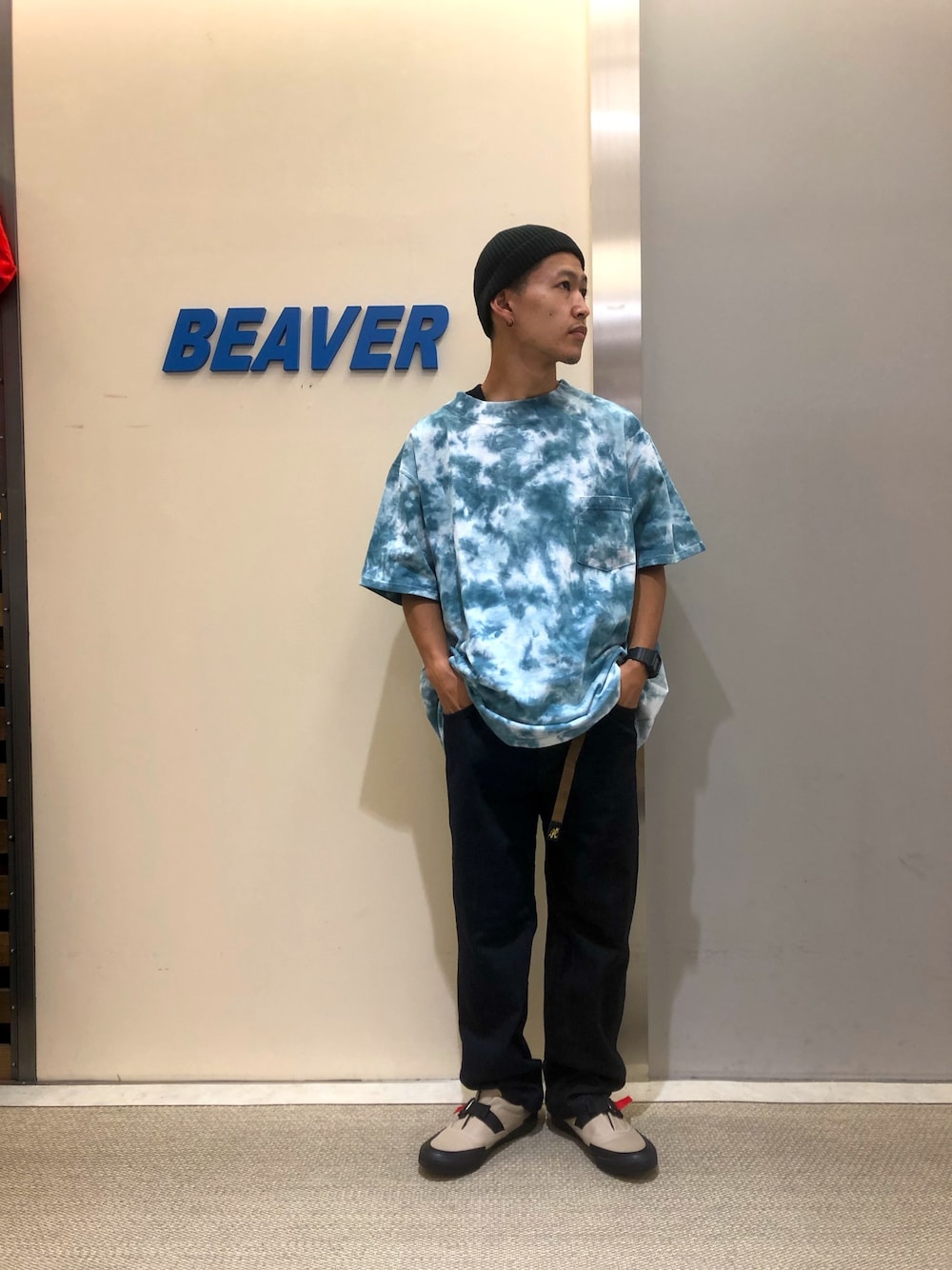 ブルー系のTシャツ/カットソー、その他のデニムパンツ、ベージュ系のスニーカーを着用したメンズの夏コーディネートの1枚目の写真