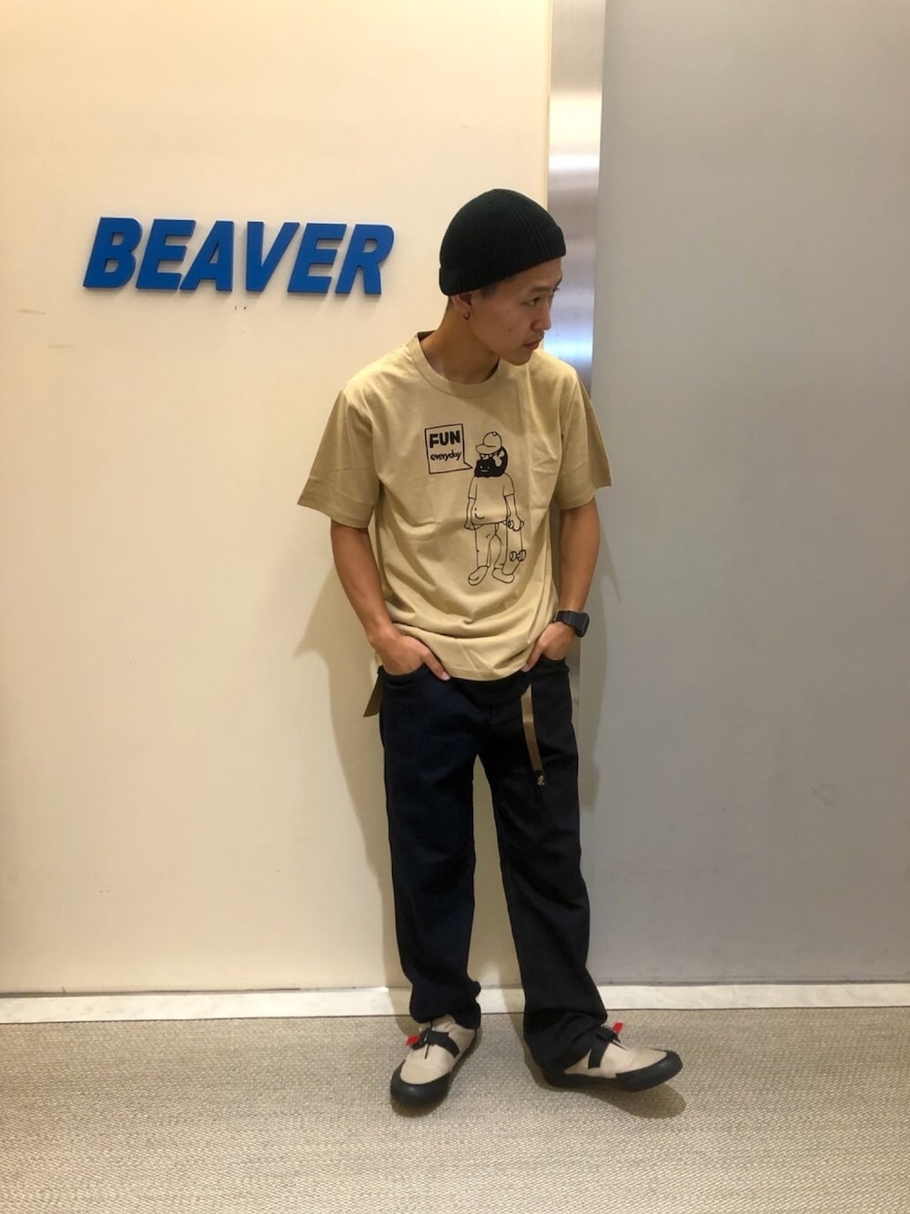 ベージュ系のTシャツ/カットソー、その他のデニムパンツ、ベージュ系のスニーカーを着用したメンズの夏コーディネートの1枚目の写真