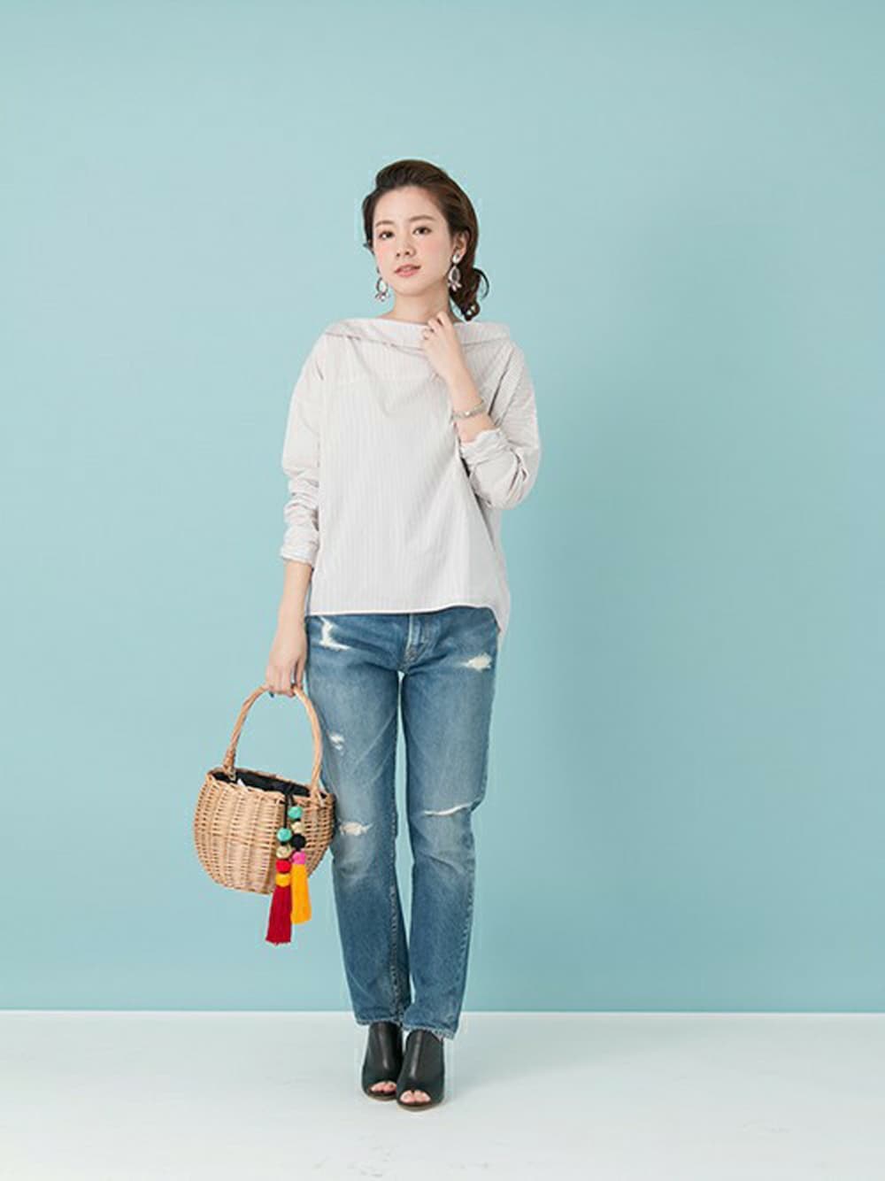 「シンプル、denim、ストライプ、大人カジュアル、サンダル、女子会、クラッシュデニム、シャツスタイル」｜「URBAN RESEARCHのUR アシメゆるっとシャツ（シャツ/ブラウス、ベージュ系）」を使った、airiさん（レディース・160cm）の冬コーディネートの1枚目の写真