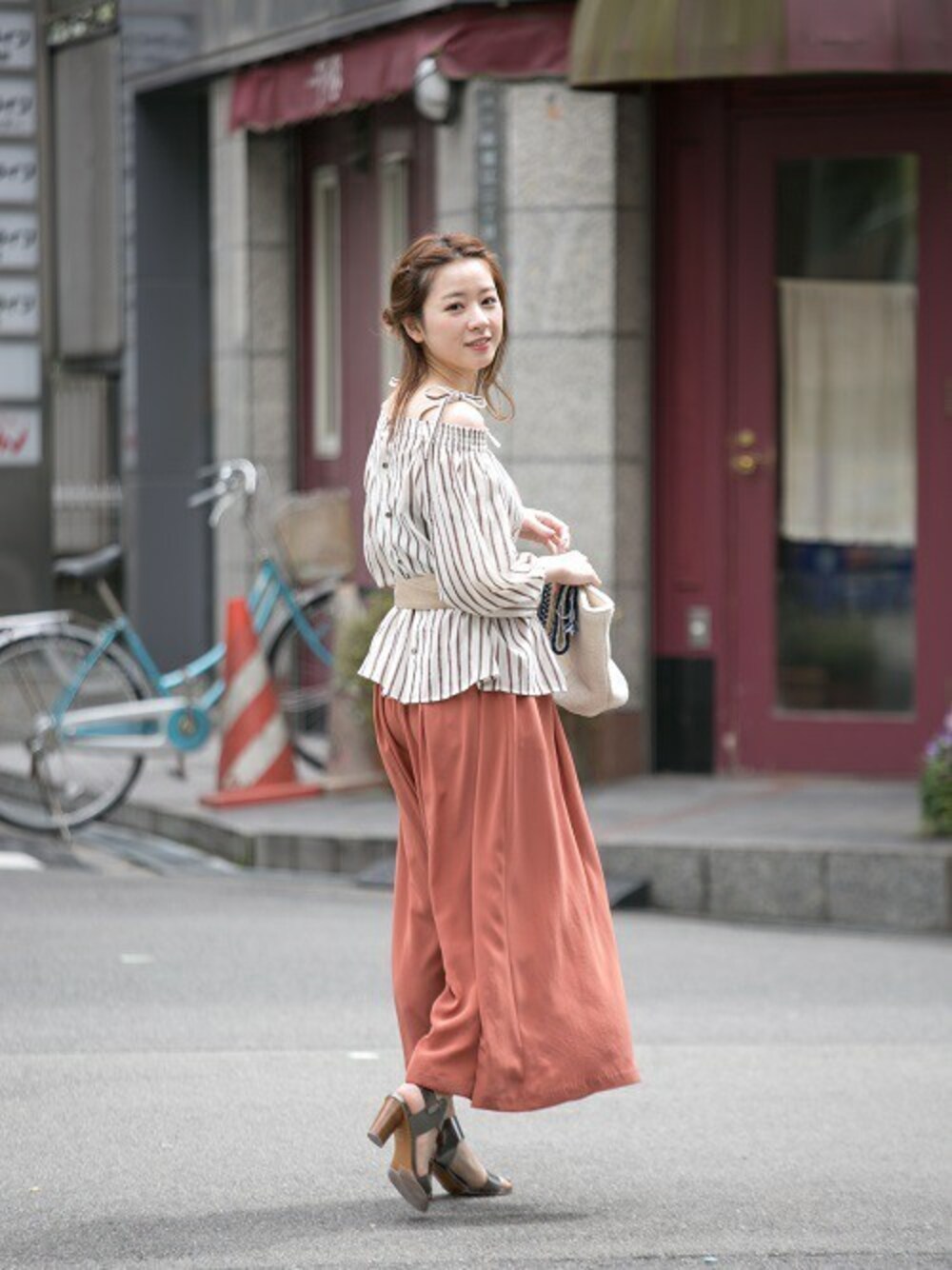「アーバンリサーチ、ストライプ、ワイドパンツ、サンダル、FABIO RUSCONI 、オフショル、春コーデ、夏コーデ、URBAN RESEARCH、サッシュベルト」｜「URBAN RESEARCHの UR ストライプオフショルブラウス（シャツ/ブラウス、ブラウン系）」を使った、airiさん（レディース・160cm）の春コーディネートの1枚目の写真