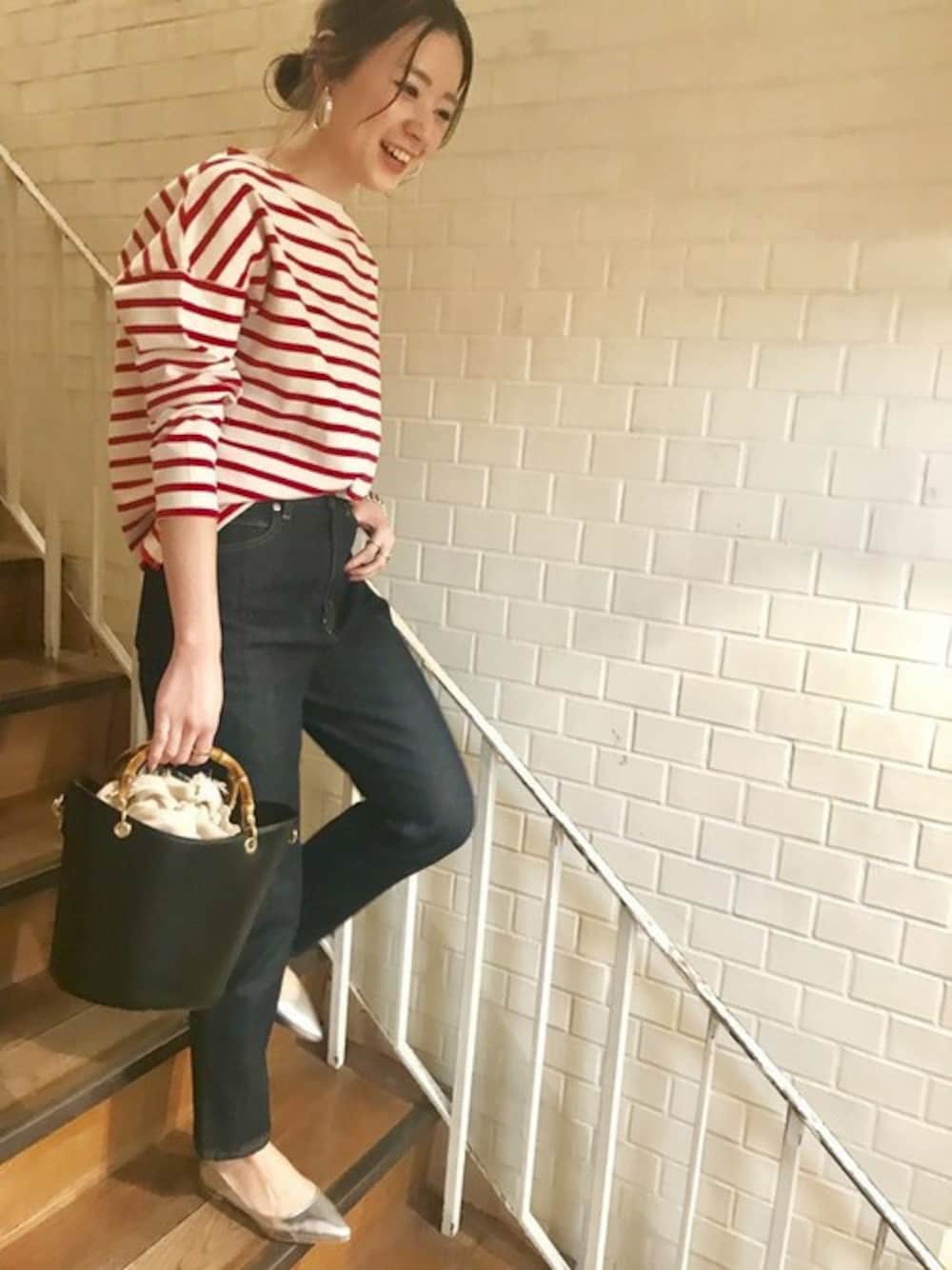「デニム、パンプス、カジュアル、ボーダー、レッド、アーバンリサーチ、パンツスタイル、スキニーデニム、春コーデ、URBAN RESEARCH」｜「URBAN RESEARCHのボートネックボーダーカットソー（Tシャツ/カットソー、レッド系）」を使った、airiさん（レディース・160cm）の冬コーディネートの1枚目の写真