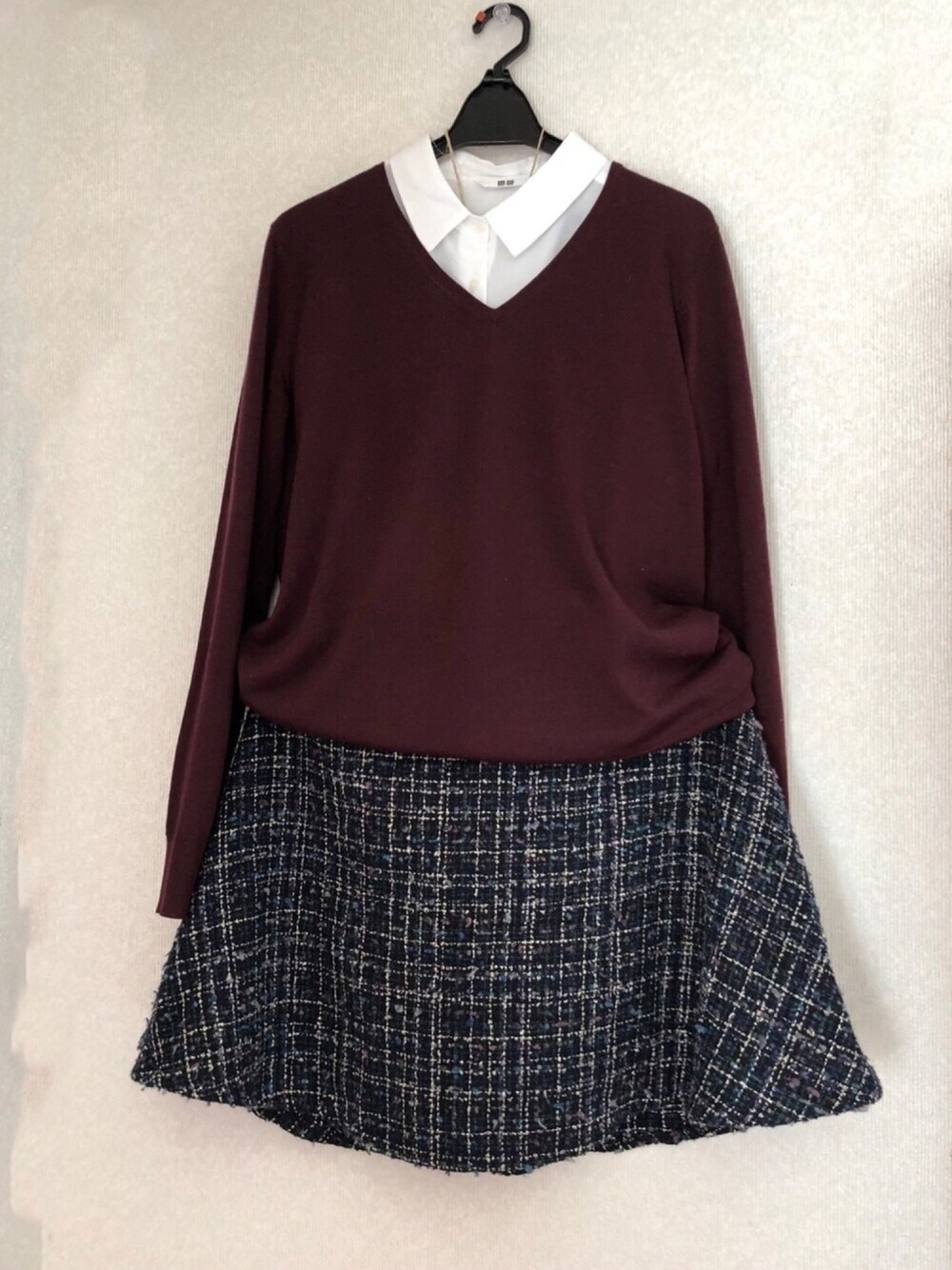 「秋冬コーデ、今日のコーデ、ユニクロ、UNIQLO、アルシーヴ(archives)、ボルドー、白シャツ、ボルドーニット、秋コーデ、ツイードスカート」｜「UNIQLOのWOMEN エクストラファインメリノVネックセーター（長袖）（ニット/セーター、レッド系）」を使った、桜さん（レディース・159cm）の秋コーディネートの1枚目の写真