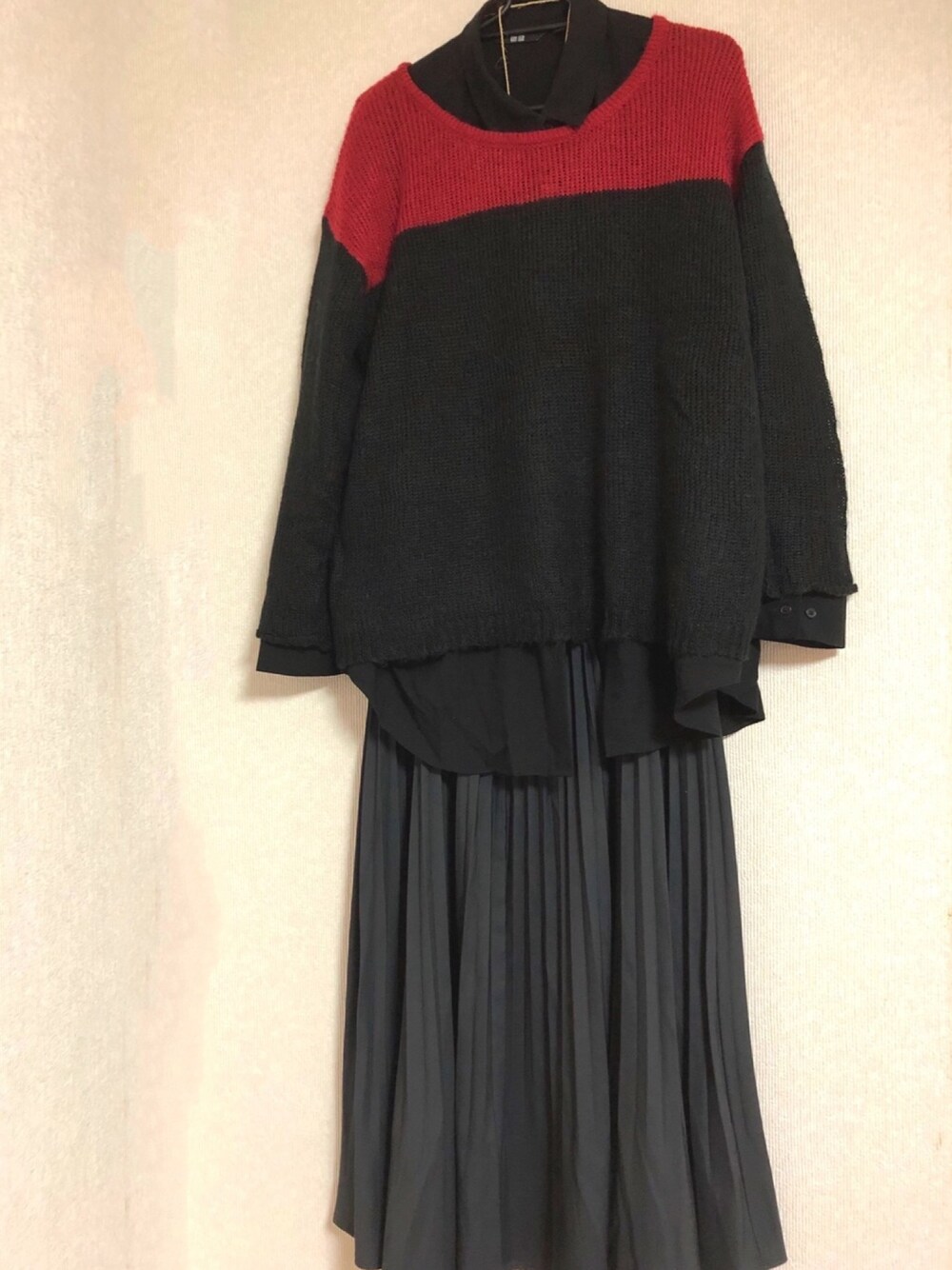 「ブラック、ブラックコーデ、ユニクロ、エヘカソポ、ニット、シャツ、黒シャツ、シンプル、ワントーンコーデ、ツートーンコーデ」｜「UNIQLOのレーヨンエアリーブラウス（長袖）（シャツ/ブラウス、ブラック系）」を使った、桜さん（レディース・159cm）の冬コーディネートの1枚目の写真