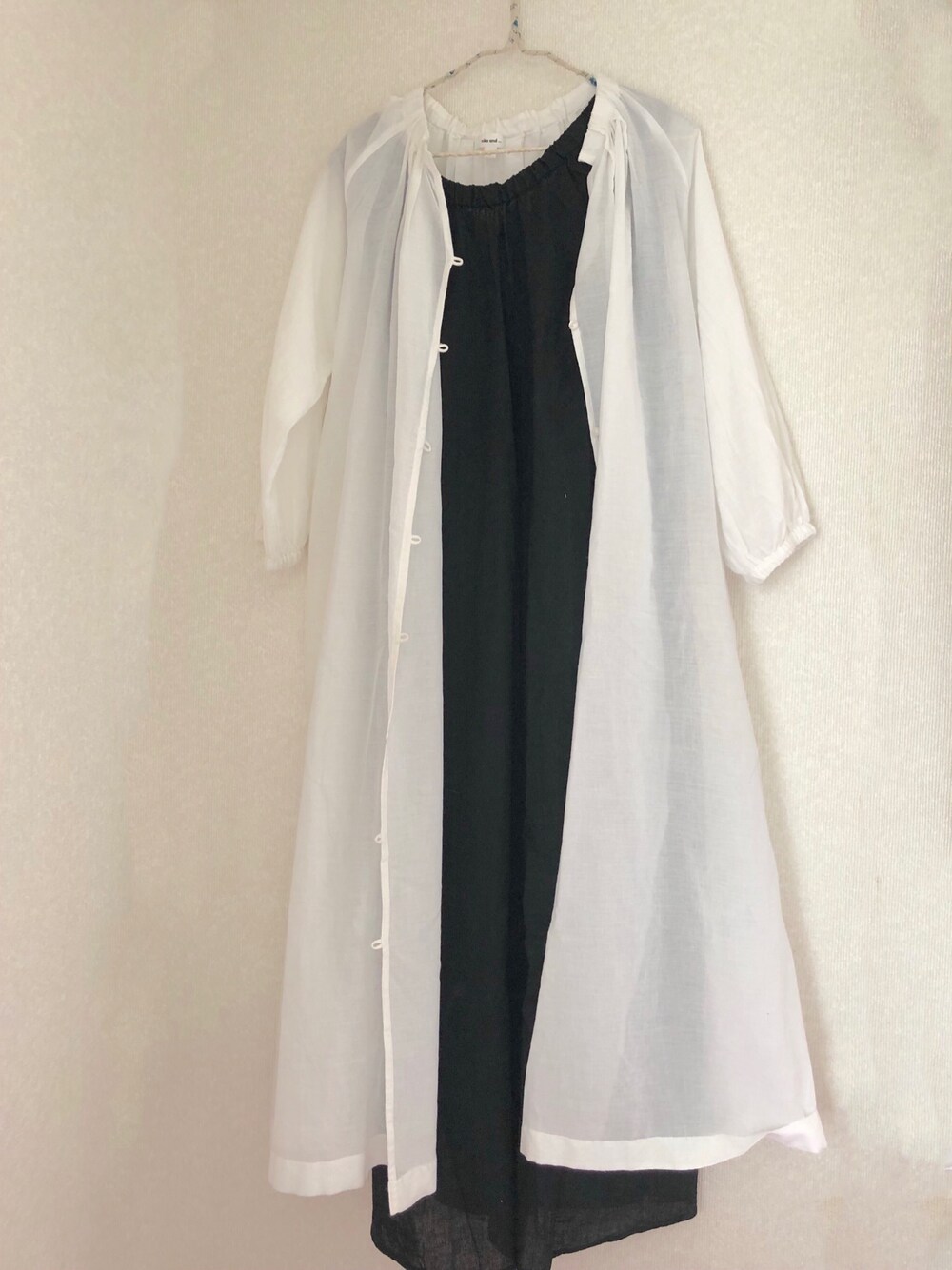 「夏コーデ、シンプル、出勤コーデ、モノトーン、ブラック、白シャツ、黒ワンピ、ナチュラル、リネン、プチプラ」｜「niko and...のコットンリネンネックギャザーワンピース（ワンピース、ブラック系）」を使った、桜さん（レディース・159cm）の夏コーディネートの1枚目の写真