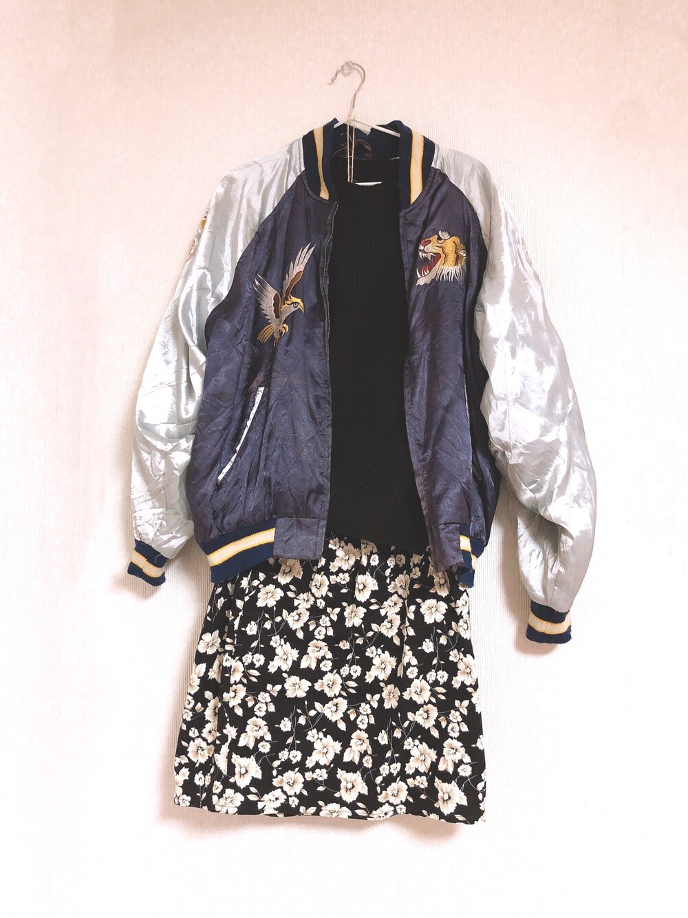 「カジュアル、古着、マーチン、タイトスカート、ニット、黒、Dr.Martens、強め、スカート、古着コーデ」｜「古着のアイテム（スタジャン、ブルー系）」を使った、桜さん（レディース・159cm）の冬コーディネートの1枚目の写真