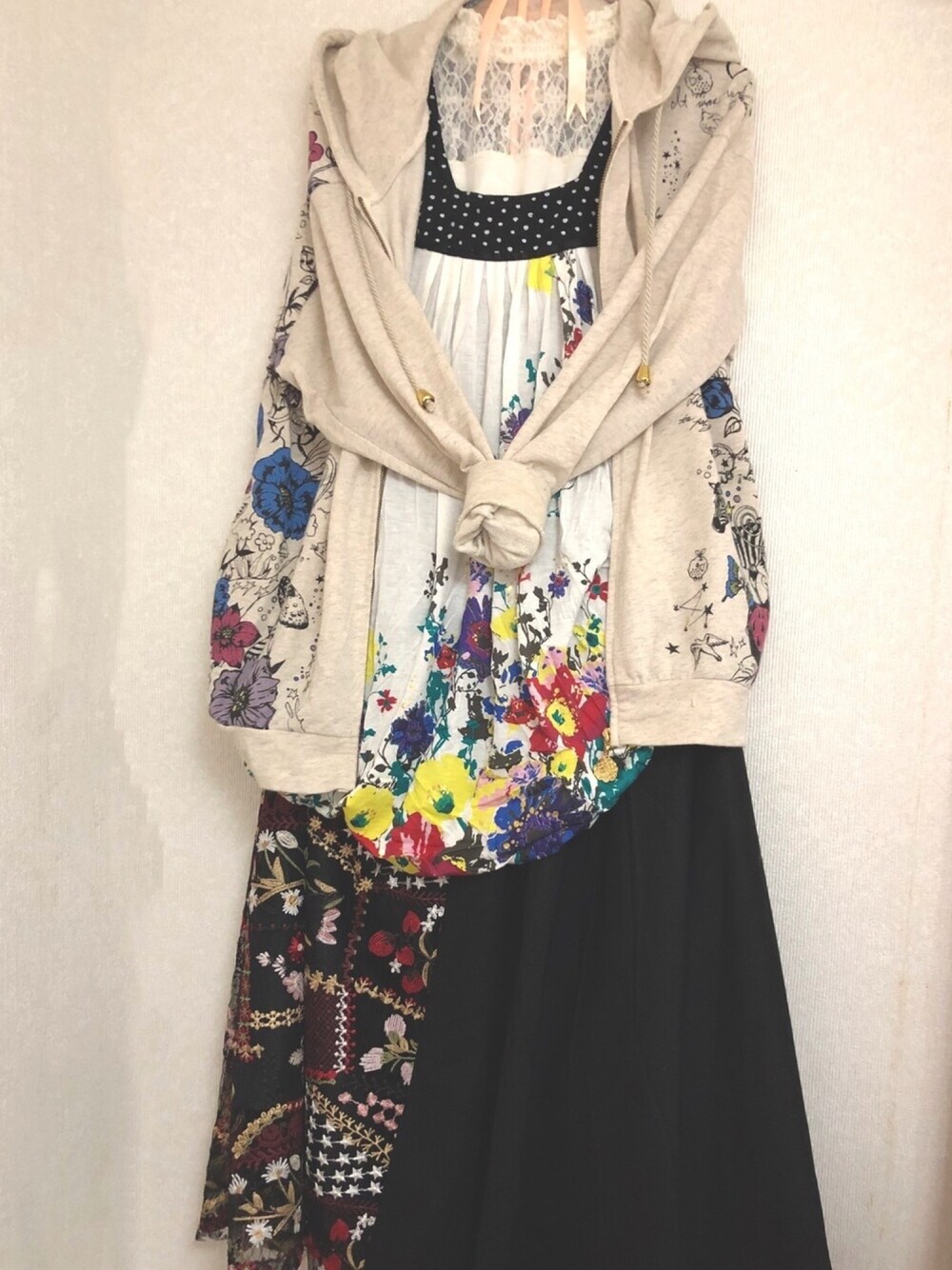 「今日のコーデ、出勤コーデ、ScoLar、isScoLar、パーカーコーデ、チュニック、花柄、黒、スカート、ドクターマーチン」｜「rivet & surgeのレース切替え ハイネックノースリーブカットソー（タンクトップ、ホワイト系）」を使った、桜さん（レディース・159cm）の春コーディネートの1枚目の写真