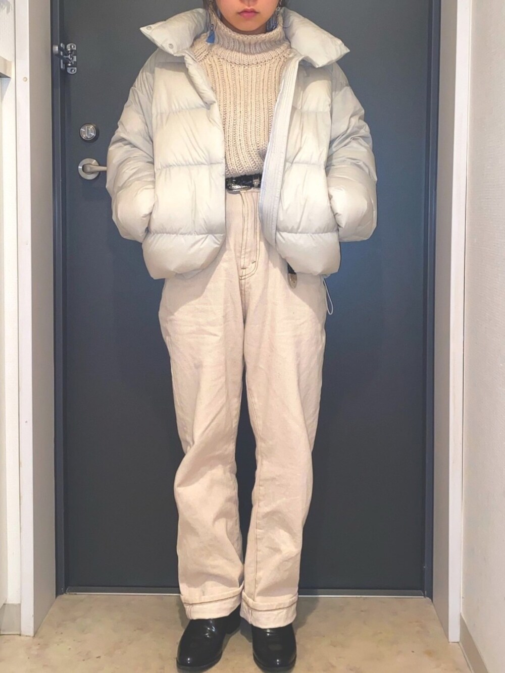 「シンプル、低身長、オールホワイト、白パンツ、ハイネックニット、ダウンジャケット、ホワイトダウン、ウルトラライトダウン、ショートブーツ」｜「kutirの【低身長向けXSサイズあり】ハイウエストストレートデニムパンツ（デニムパンツ、ホワイト系）」を使った、ochibiさん（レディース・143cm）の冬コーディネートの1枚目の写真