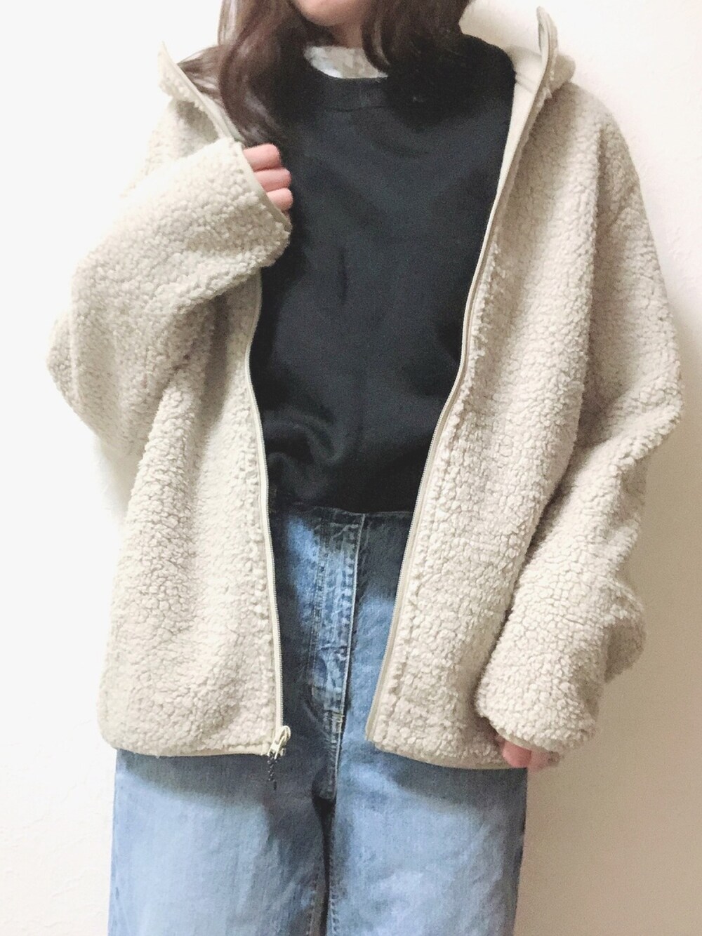 「シンプル、カジュアル、ボア、スウェット、レース、デニム、プチプラ、ユニクロ、GU、オーバーサイズ」｜「GUのアイテム（スウェット、ブラック系）」を使った、ひなのさん（レディース・165cm）の冬コーディネートの1枚目の写真