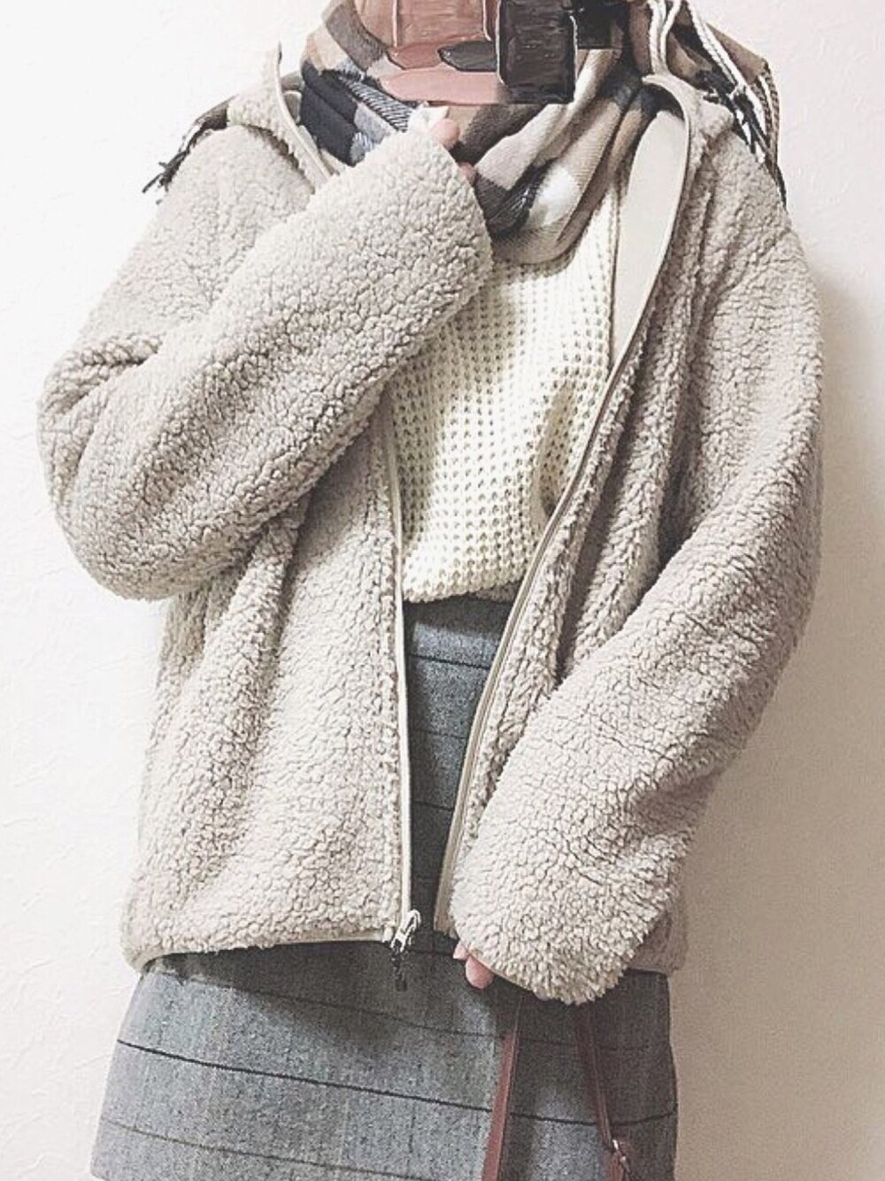 「冬、シンプル、プチプラ、ミニスカート、ボア、UNIQLO、GU、ニット、マフラー、オーバーサイズ」｜「GUのアイテム（ニット/セーター、ホワイト系）」を使った、ひなのさん（レディース・165cm）の冬コーディネートの1枚目の写真