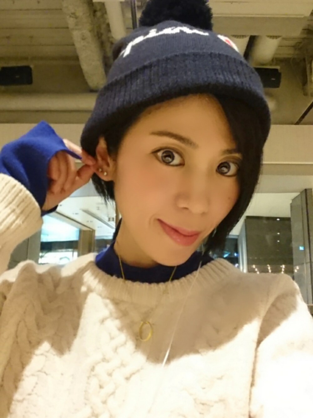 「オトナカジュアル、journalstandard、knitwear、UNITED TOKYO、セーターコーデ、セーター白」｜「UNITED TOKYOのアイテム（ニット/セーター、ブルー系）」を使った、MIHO_mさん（レディース・153cm）の冬コーディネートの1枚目の写真