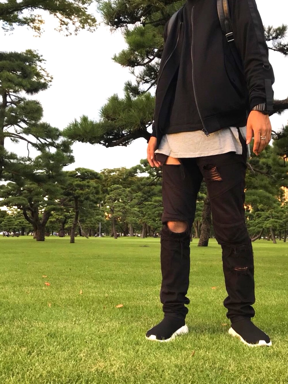 ブラック系のブルゾン、ブラック系のTシャツ/カットソー、グレー系のTシャツ/カットソーを着用したメンズの秋コーディネートの1枚目の写真