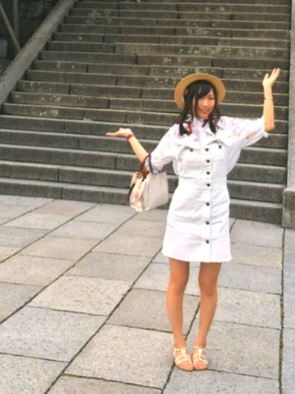 「京都、デート、ホワイト、coordinate」｜「Vivienne Westwoodのアイテム（アナログ腕時計、レッド系）」を使った、みさきさん（レディース・162cm）の夏コーディネートの1枚目の写真