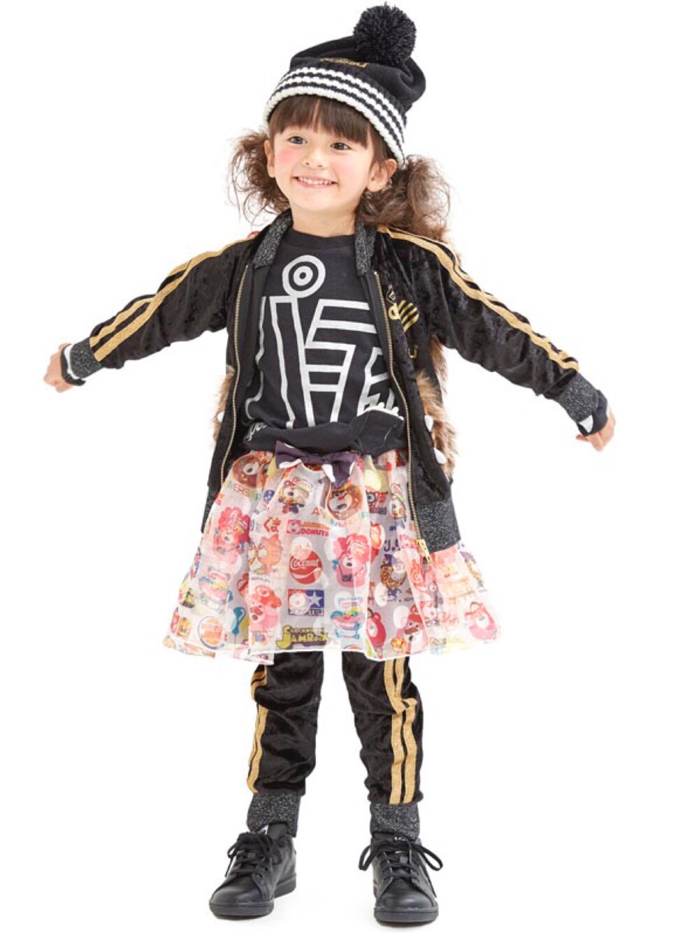 「スカート、ジャージ、子供服、キッズコーデ、カジュアルコーデ、女の子コーデ、JAM 、秋コーデ、ジャム、キッズファッション」｜「JAMのスニーカーニットｃａｐ（ニットキャップ/ビーニー、ブラック系）」を使った、storiesさん（キッズ・110cm）の夏コーディネートの1枚目の写真