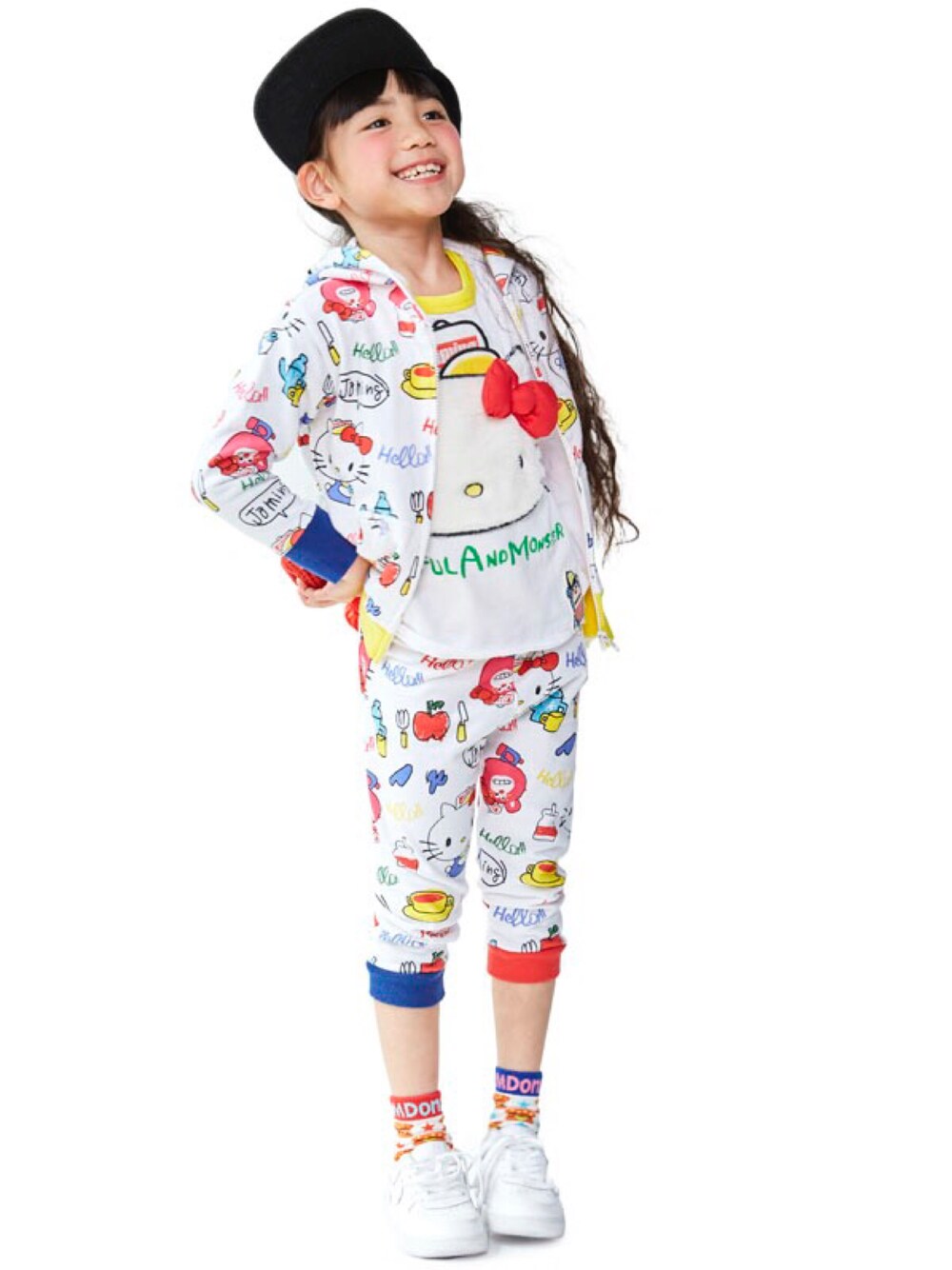 「コラボ、秋のコーデ、kids、女の子、キティ、男の子コーデ、キティーちゃん、キティちゃん、秋コーデ、キッズファッション」｜「JAMのボーッとテンチョーズｃａｐ（キャップ、ホワイト系）」を使った、storiesさん（キッズ・110cm）の夏コーディネートの1枚目の写真