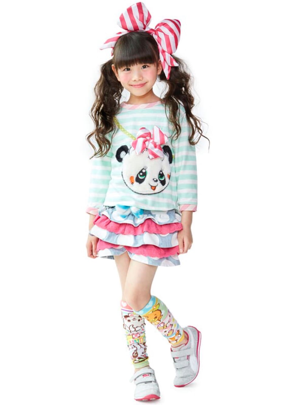「秋のコーデ、kids、リボン、パンダ、子供服、女の子、グラグラ、秋コーデ、キッズファッション、グラスラ」｜「GrandGroundのハッピィ～ポシェットトレーナー（スウェット、グレー系）」を使った、storiesさん（キッズ・110cm）の夏コーディネートの1枚目の写真