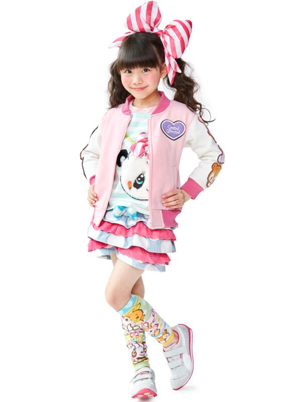 「ガーリー、子供服、キッズコーデ、新作、新作入荷、女の子、カジュアルコーデ、グラグラ、子供コーデ」｜「GrandGroundのハッピィ～ポシェットトレーナー（スウェット、グレー系）」を使った、storiesさん（キッズ・110cm）の秋コーディネートの1枚目の写真
