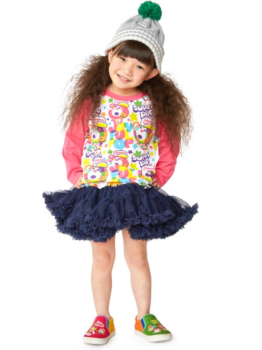 「スリッポン、子供服、キッズコーデ、ふりふり、チュチュスカート、JAM 、おんなのこ、キッズファッション、グラスラ、ストーリーズ」｜「JAMのスニーカーニットｃａｐ（ニットキャップ/ビーニー、グレー系）」を使った、storiesさん（キッズ・110cm）の秋コーディネートの1枚目の写真